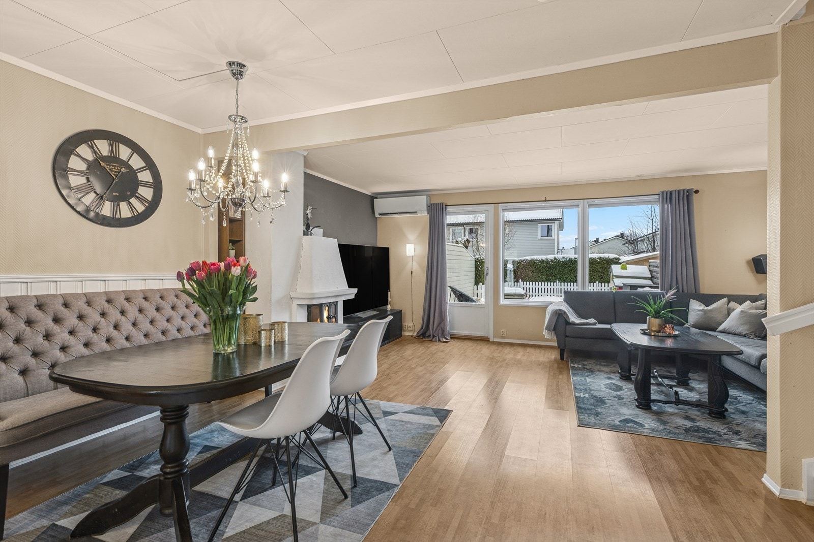 Det er montert en peis i stuen, som varmer godt på kalde vinterdager og skaper hygge Galleribilde