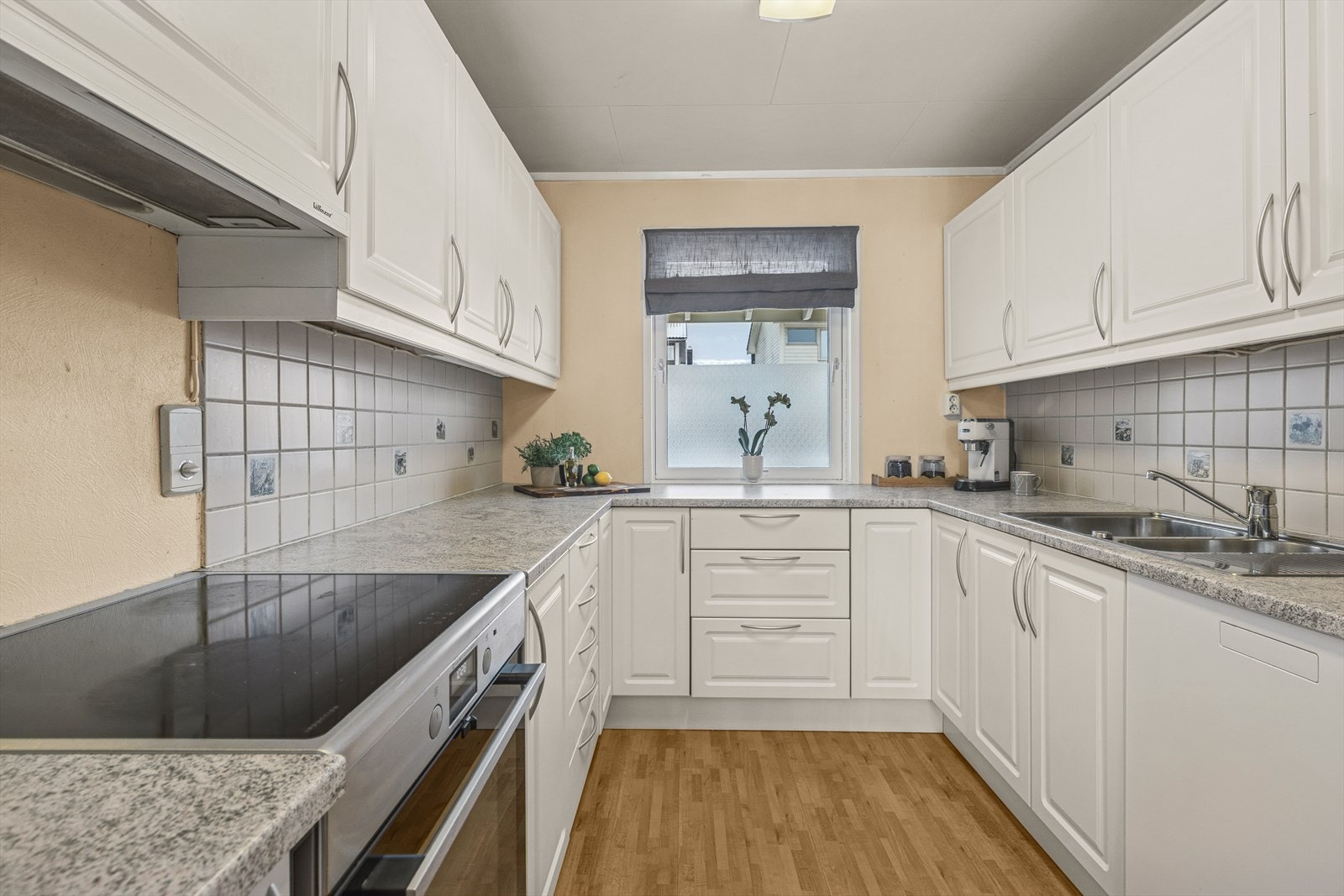 Lyst og romslig kjøkken Galleribilde