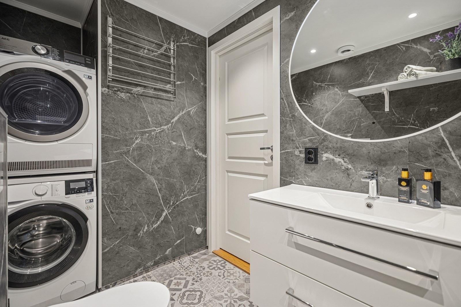 Det er både varmekabler i gulvet og downlights i himling Galleribilde