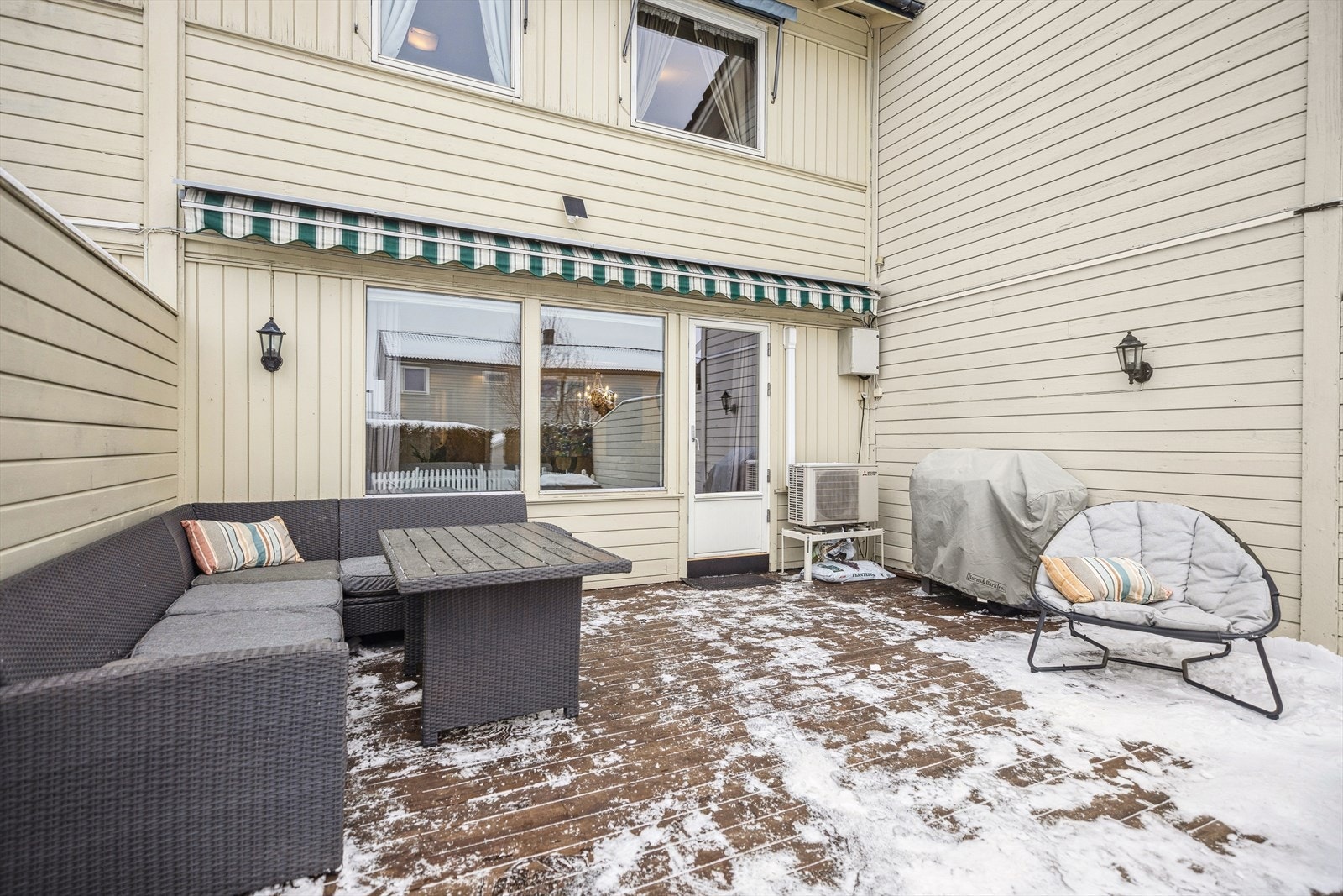 Fin terrasse med adkomst fra stue. Terrassen er på ca. 26 kvm og er vendt mot syd. Det er god plass til flere sittegrupper og grill Galleribilde