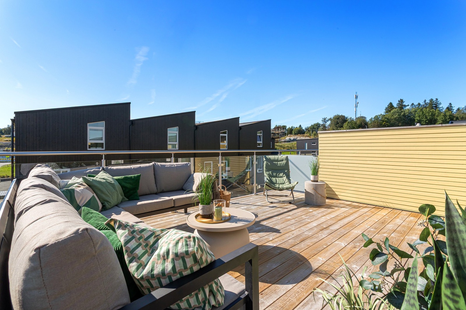 Størrelsen på terrassen gir fantastiske muligheter for møblering, og inviterer til sosiale sammenkomster! Galleribilde