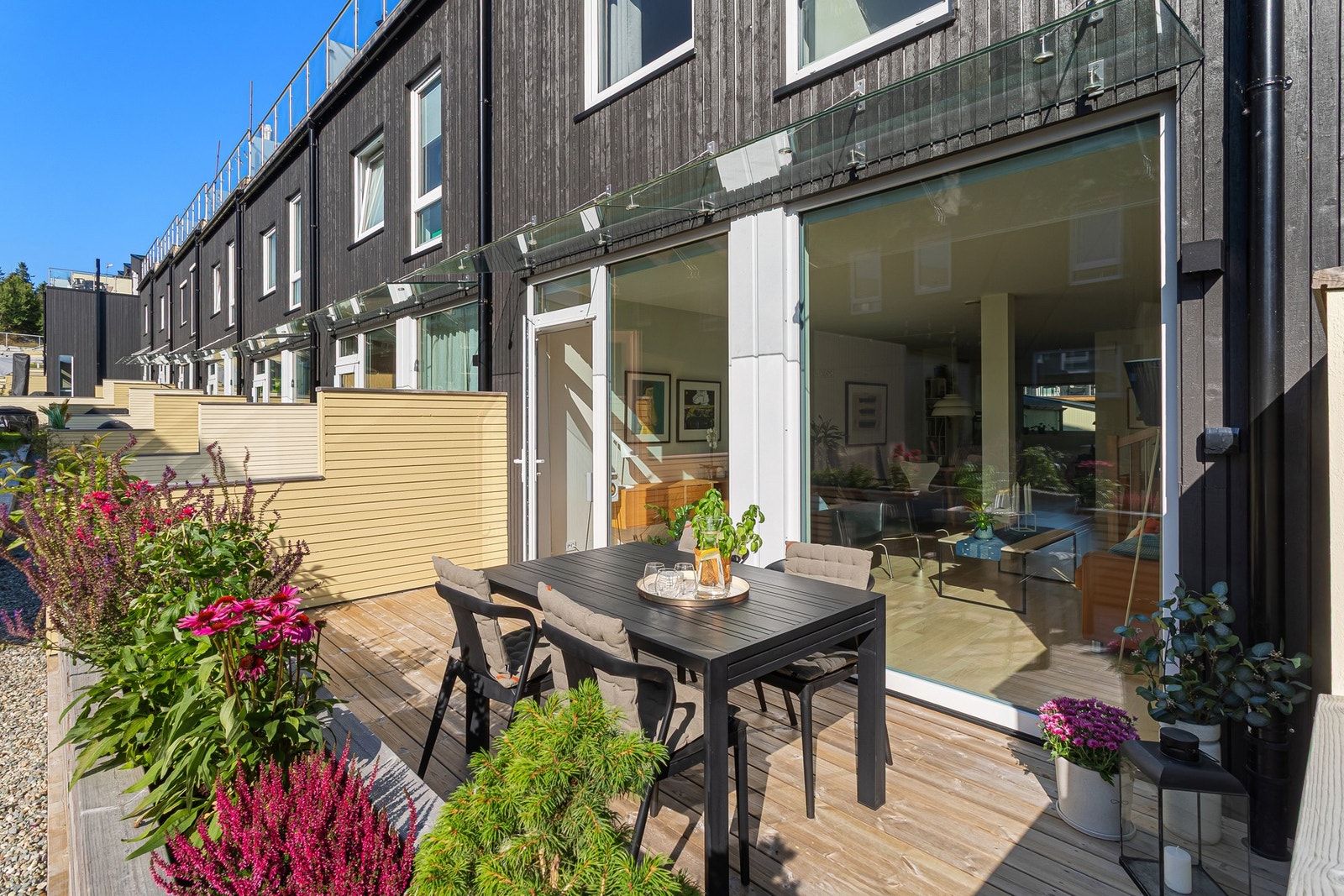 Fra stue har man utgang til en solrik terrasse på 15,1kvm. Galleribilde