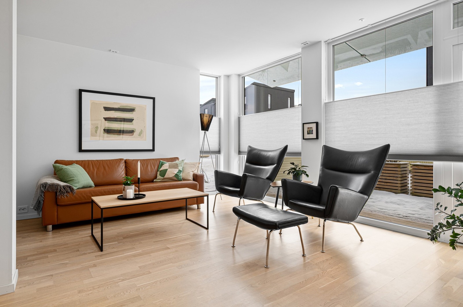 Endebeliggenheten gir flere vindusflater og et lyst, luftig innemiljø. Plisségardiner er montert i stue, kjøkken og to soverom. Galleribilde