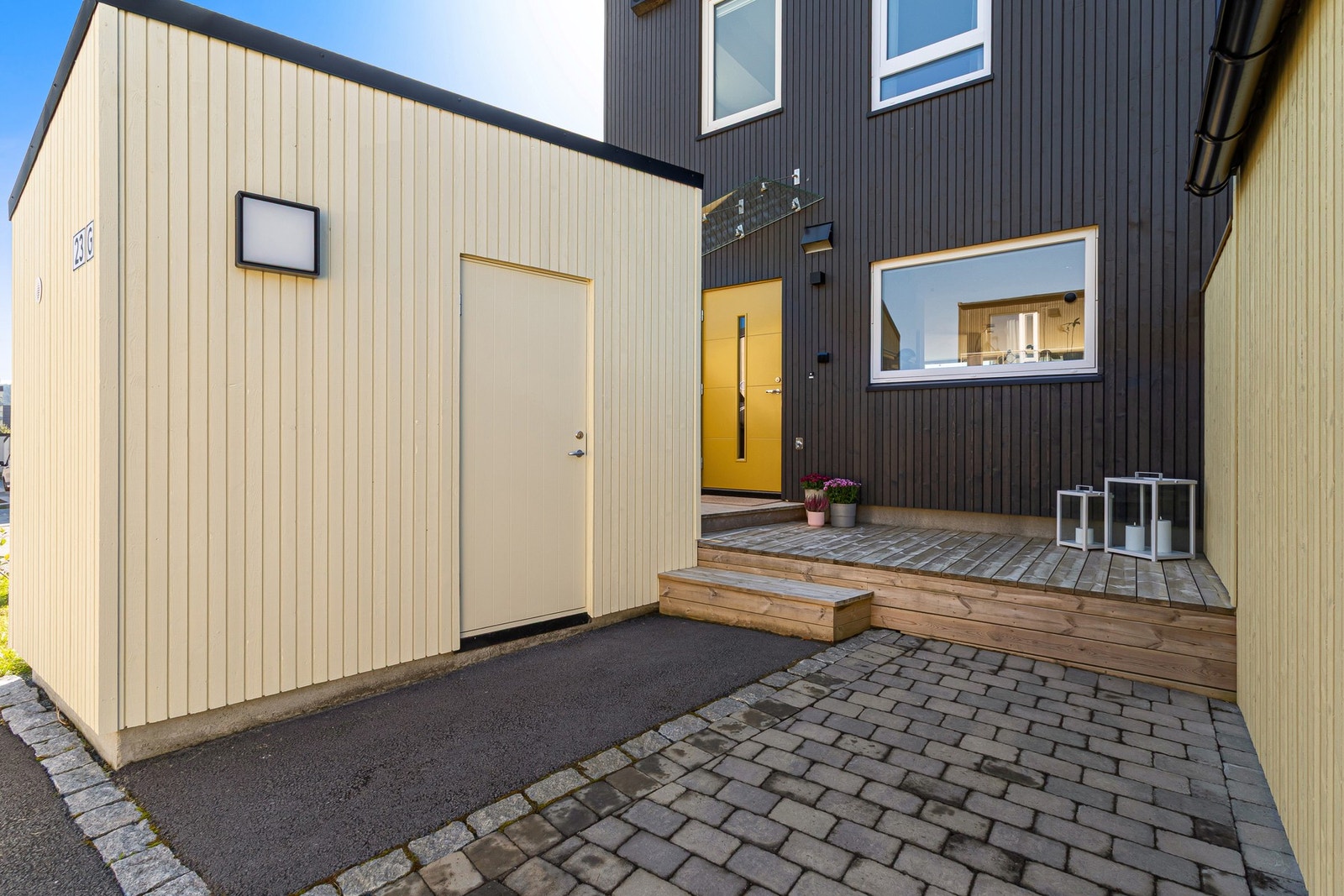 Gårdsplassen er steinlagt, noe som ble gjort etter innflytting. Herfra har man også tilkomst til sportsboden. Galleribilde