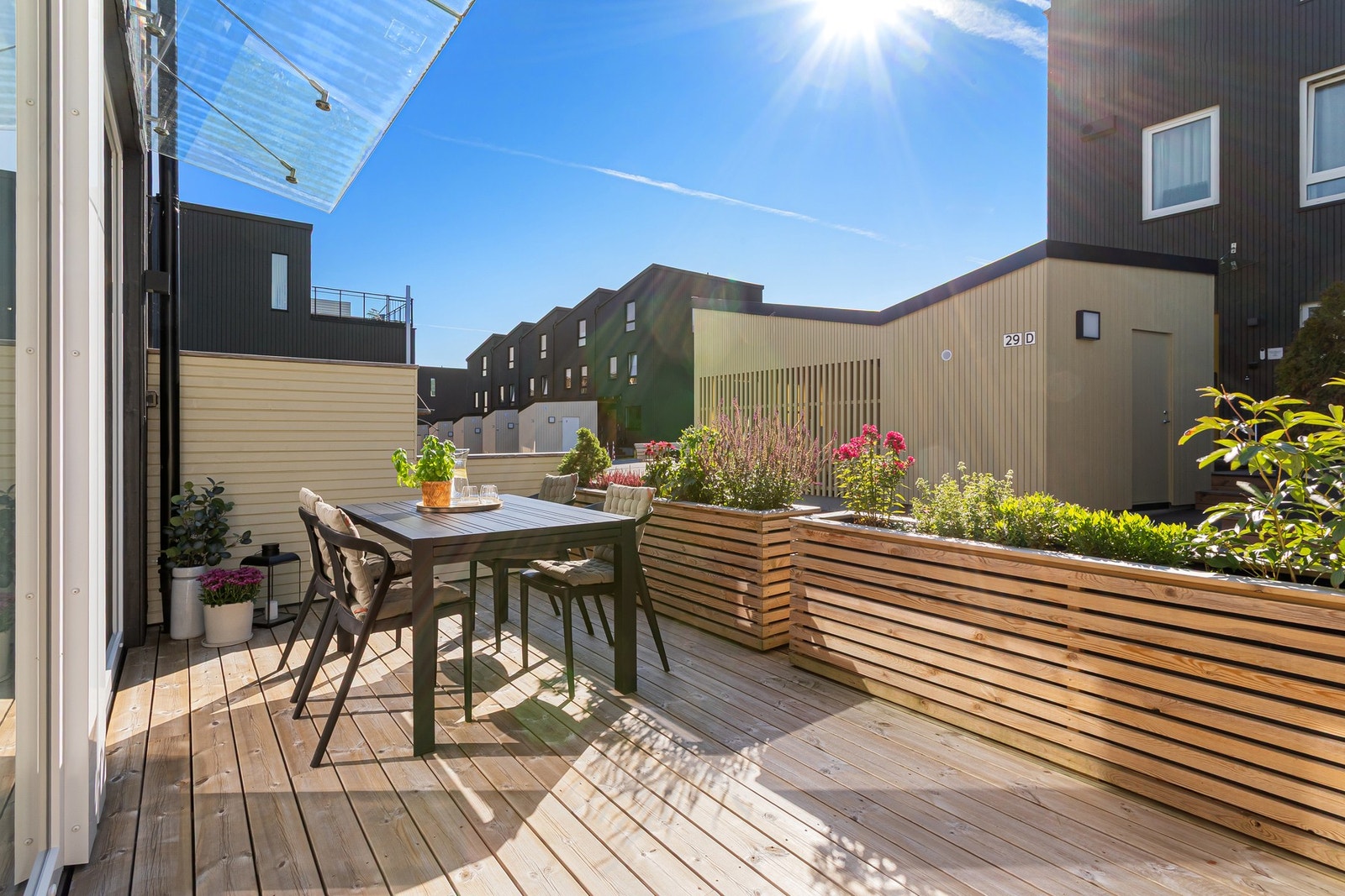 Boligen ble oppført i 2021 og fremstår som meget velholdt. Det bilfrie boligfeltet, kombinert med flere lekeplasser, gjør området svært barnevennlig. Galleribilde