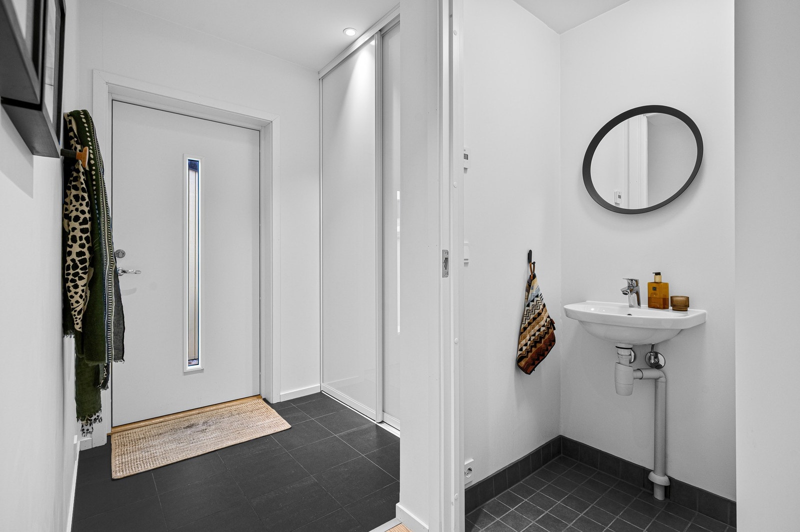 Entréen er flislagt og fremstår som både stilren og svært praktisk. Galleribilde