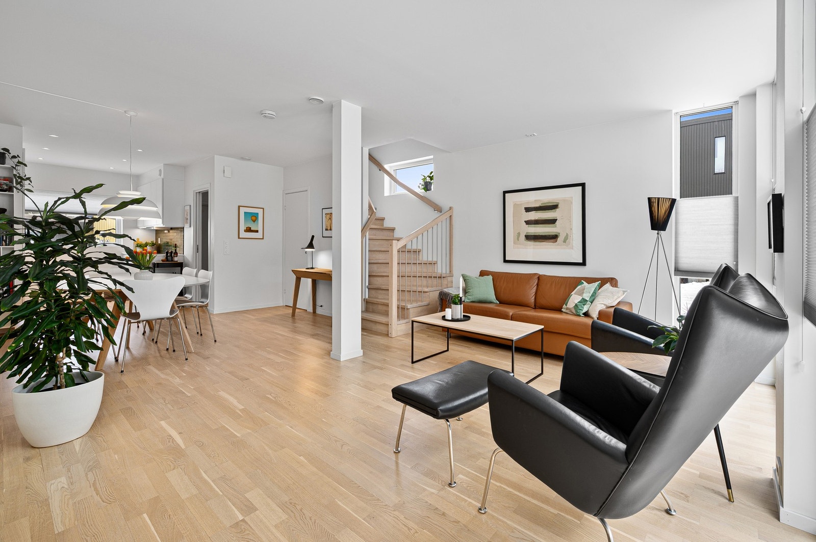 Det er montert downlights med dimmer i entré, gang, kjøkken, gang i 2. etasje, samt på bad i både 2. og 3. etasje og i loftstuen. I tillegg er samtlige stikkontakter oppgradert til lave stikk for et mer moderne uttrykk. Galleribilde