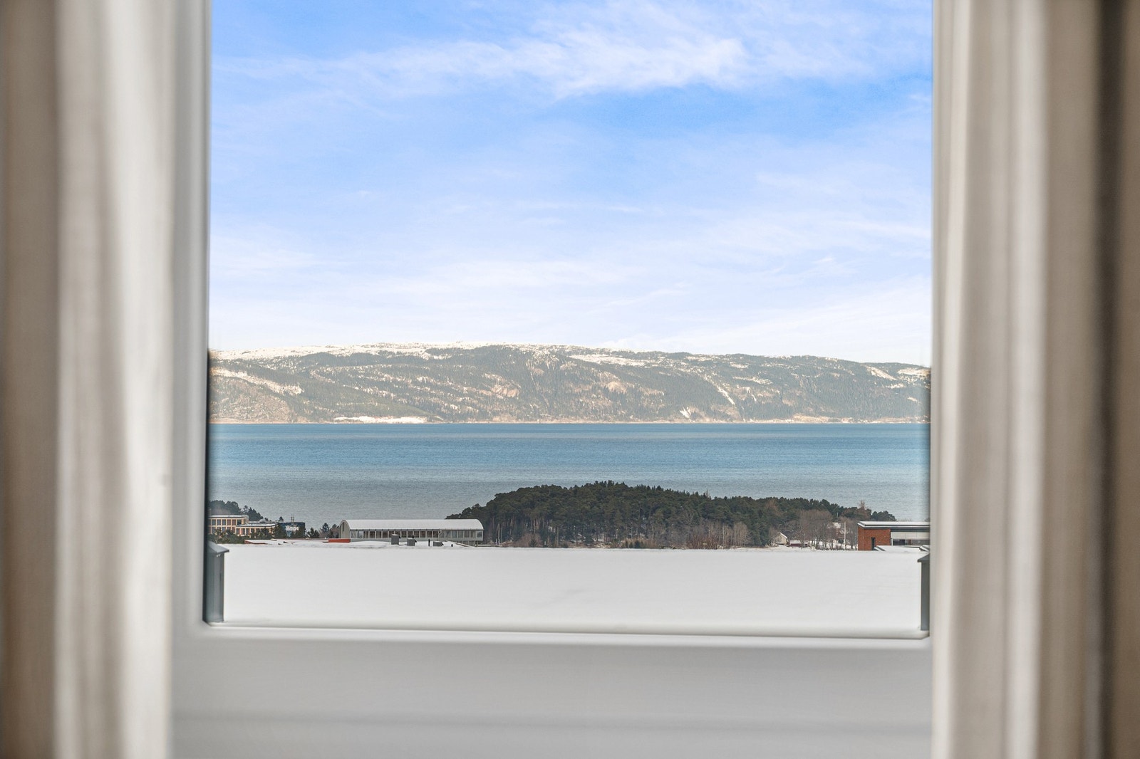 Fra soverommet har man også flott utsikt mot sjøen. Galleribilde