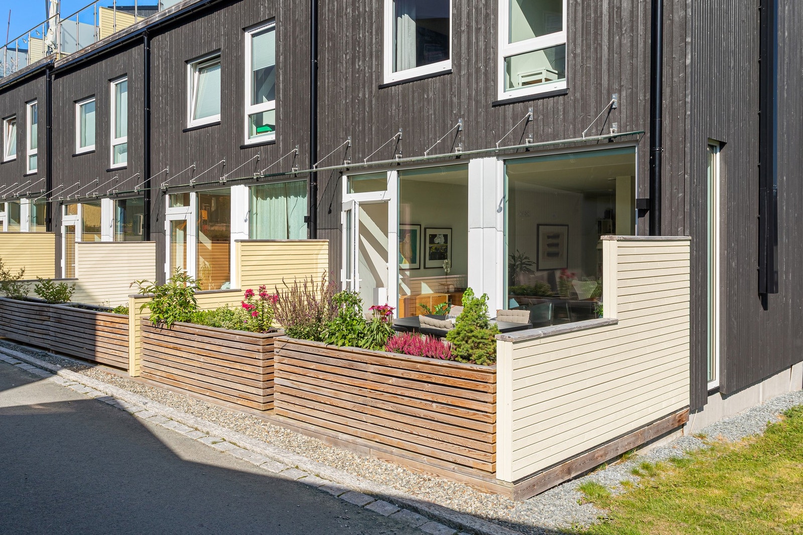 Det er innredet med spesialtilpassede blomsterkasser, som gjør terrassen både privat og skjermet. Galleribilde