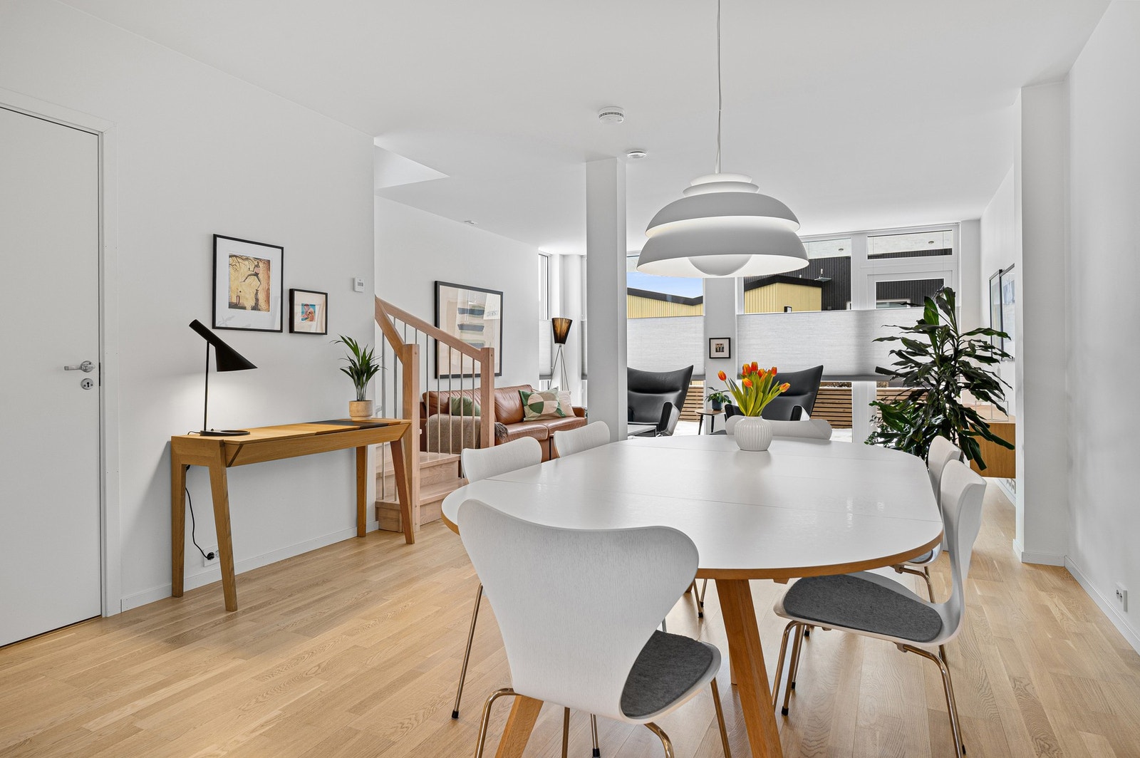 Stuens størrelse gjør det enkelt å innrede med flere soner. Det ble gjort en rekke tilvalg før boligen sto ferdig, noe som gir et gjennomført og moderne preg. Galleribilde