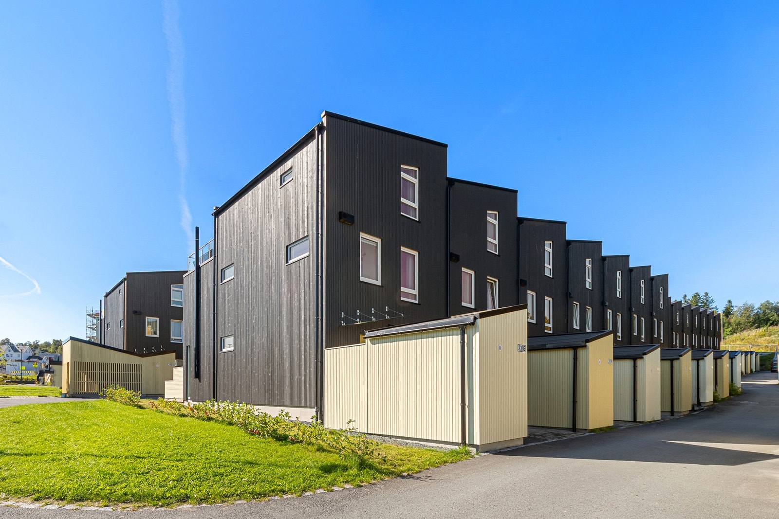 På Solslette bor du med nærhet til barnehager, barneskole, marka, dagligvare og øvrige fasiliteter. Velkommen til en hyggelig visning! Galleribilde