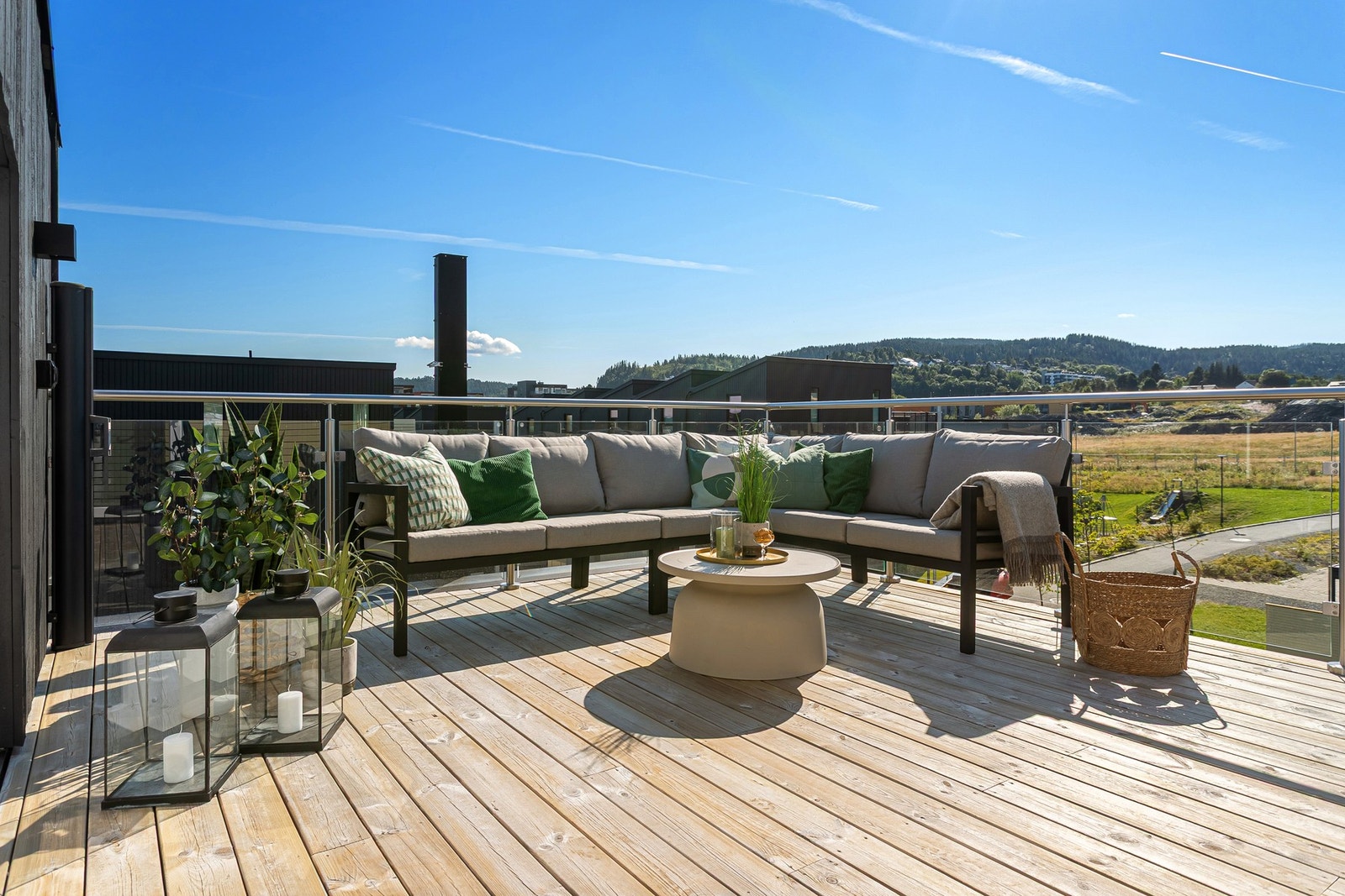 Takterrassen er vendt mot sør, og har svært gode solforhold med sol fra ca. kl. 07 til etter kl. 20 ved midtsommer. Galleribilde