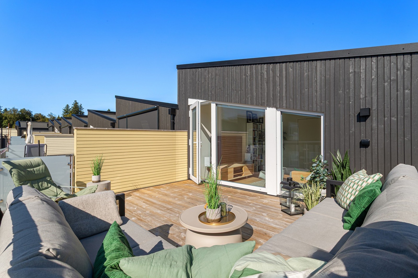 Fra stuen har man tilkomst til en svært romslig takterrasse på hele 18,4 kvm. Galleribilde