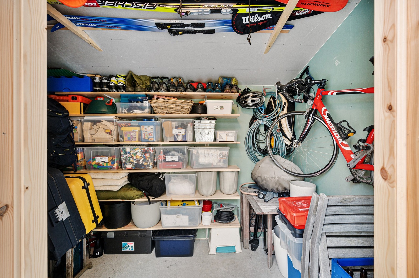 Praktisk og oversiktlig sportsbod med hyllesystem. Det er også montert stikkontakt i boden. Galleribilde