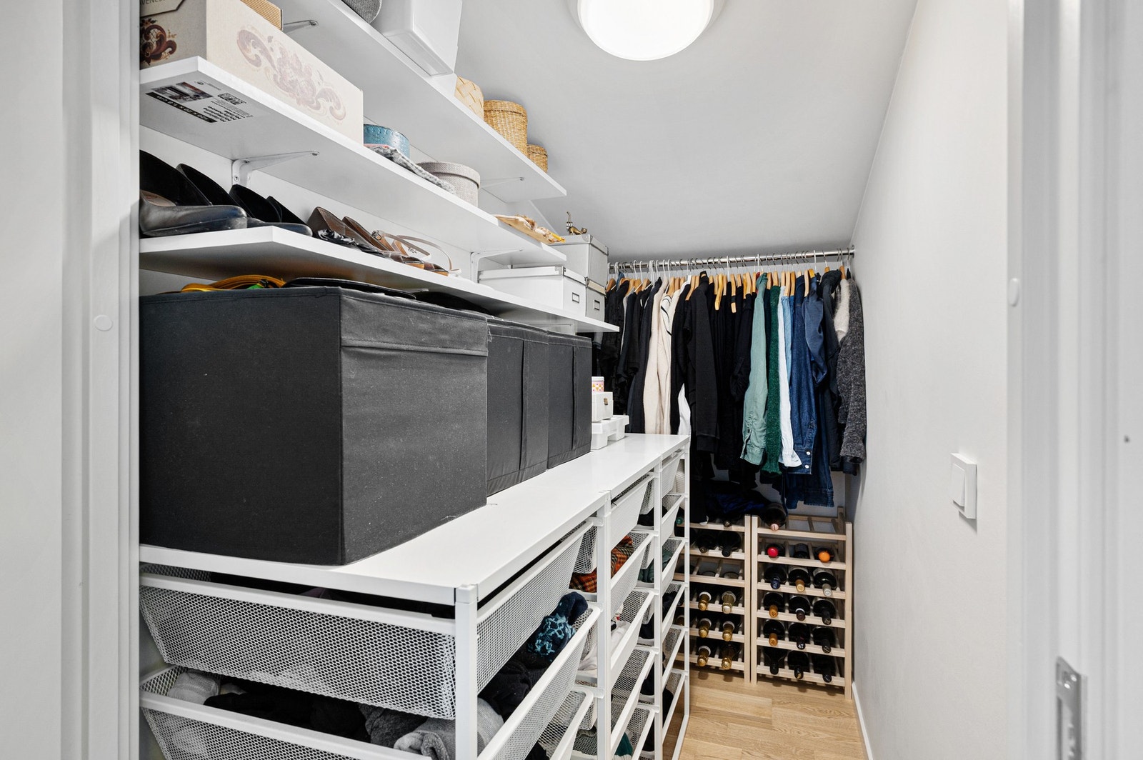 Walk-in-garderobe med praktisk innredning. Galleribilde