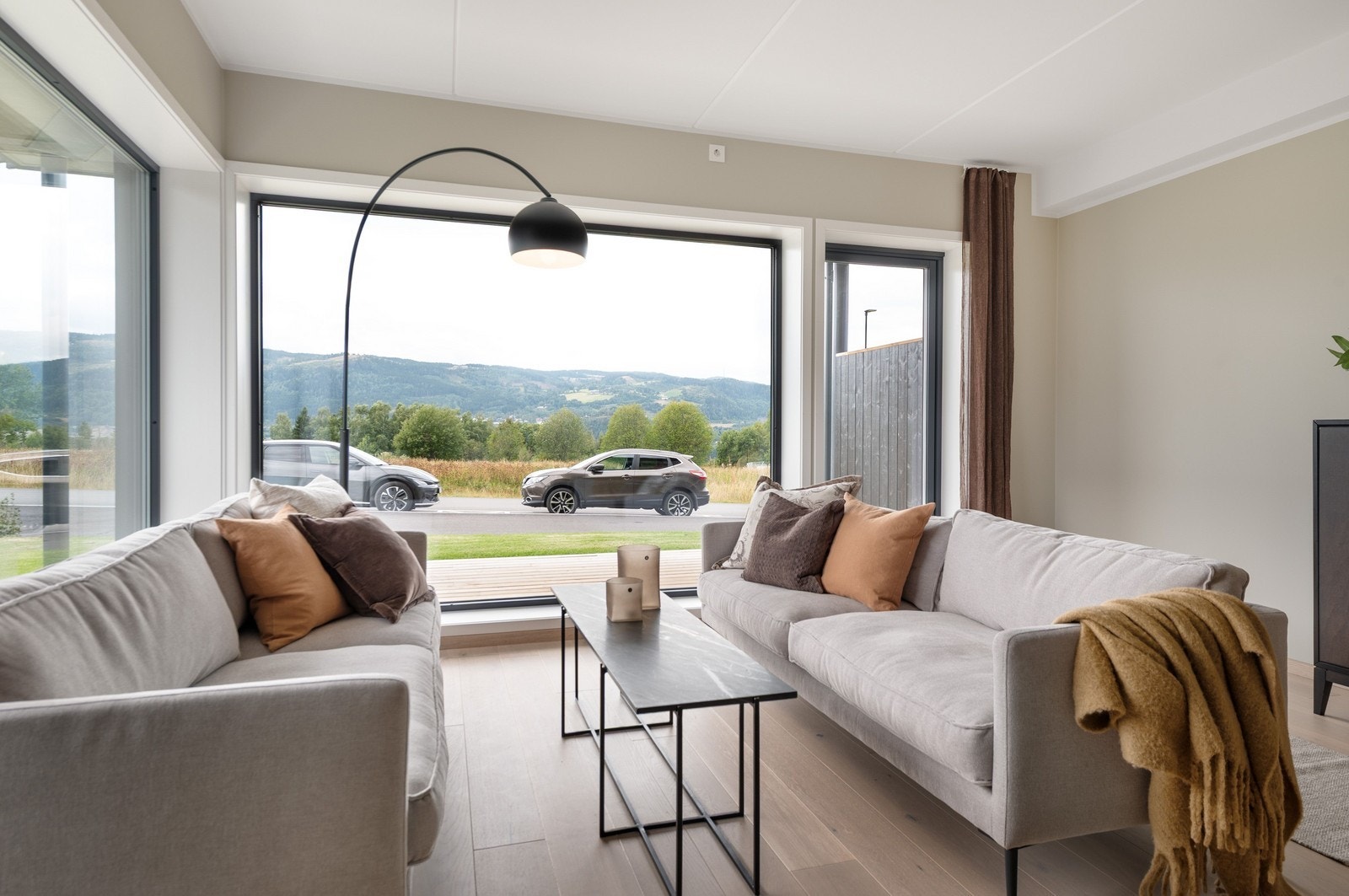 Utgang til terrasse fra stuen. (Gjeldende leilighet har annen utsikt) Galleribilde