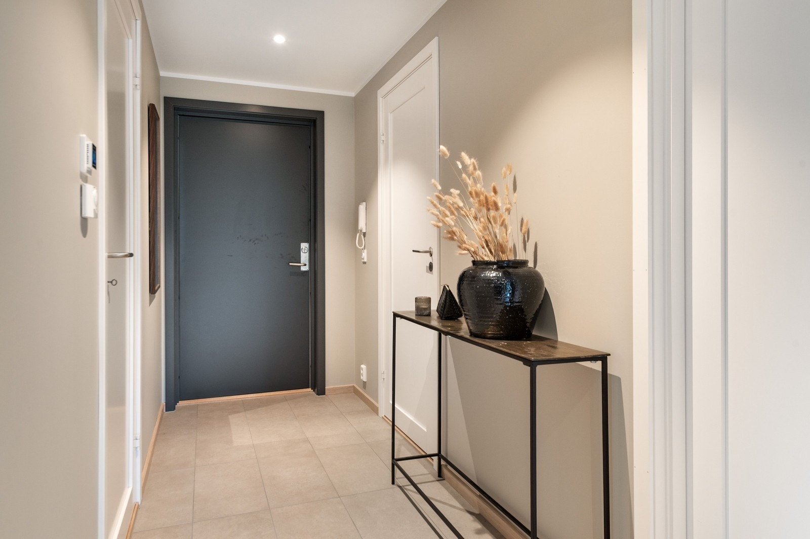 Flislagt entré. Illustrasjonsbilde av overflater, planløsning på leiligheten er annerledes. Galleribilde