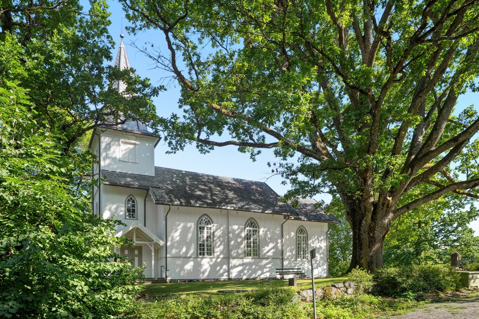 Oppegård kirke på Svartskog ligger i gangavstand fra eiendommen. Galleribilde