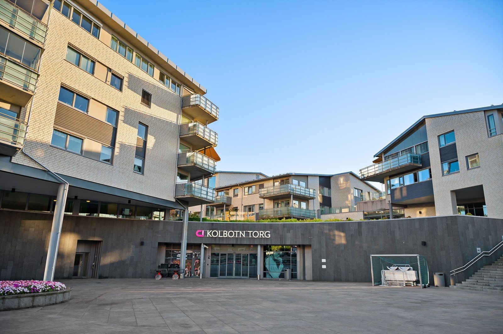 Kolbotn torg er en kort biltur fra tomten. Galleribilde