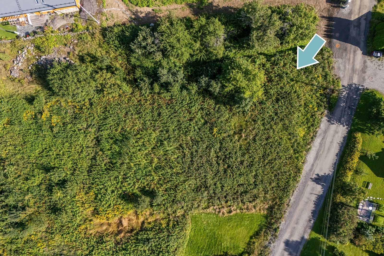 Det er barnehage og idrettsplass i nærområdet, samt skoler og handelssentrum på Kolbotn. Galleribilde