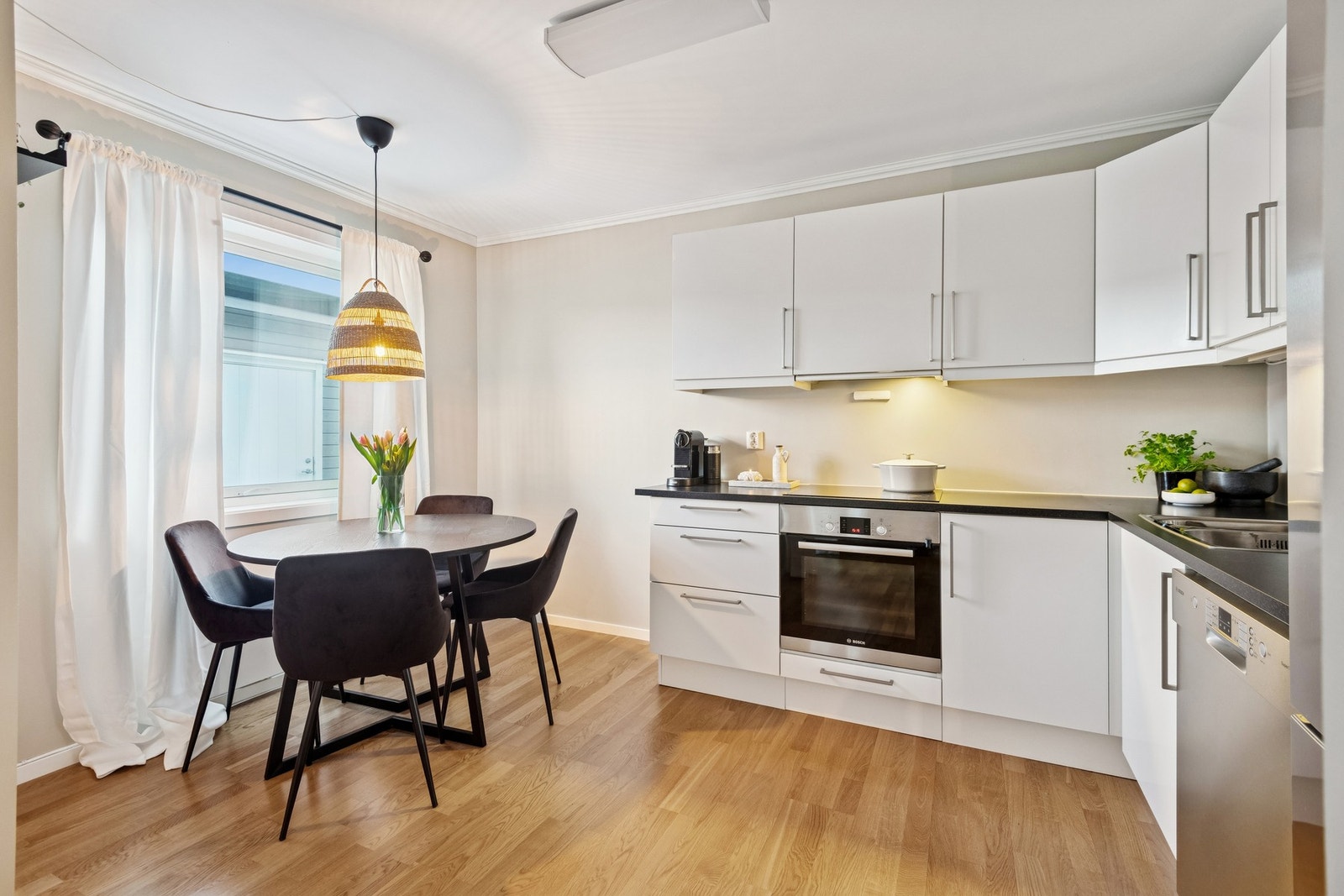 Kjøkkenet har plass til spisegruppe. Galleribilde