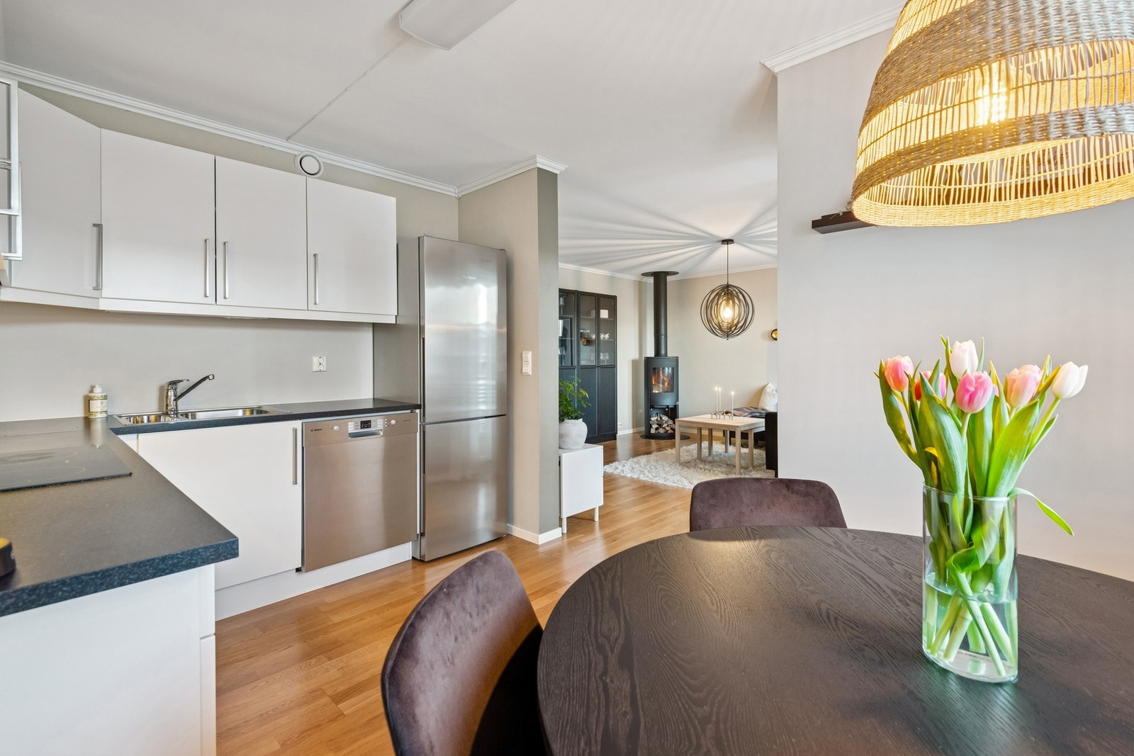 Åpen løsning mellom stue og kjøkken skaper en luftig atmosfære. Galleribilde