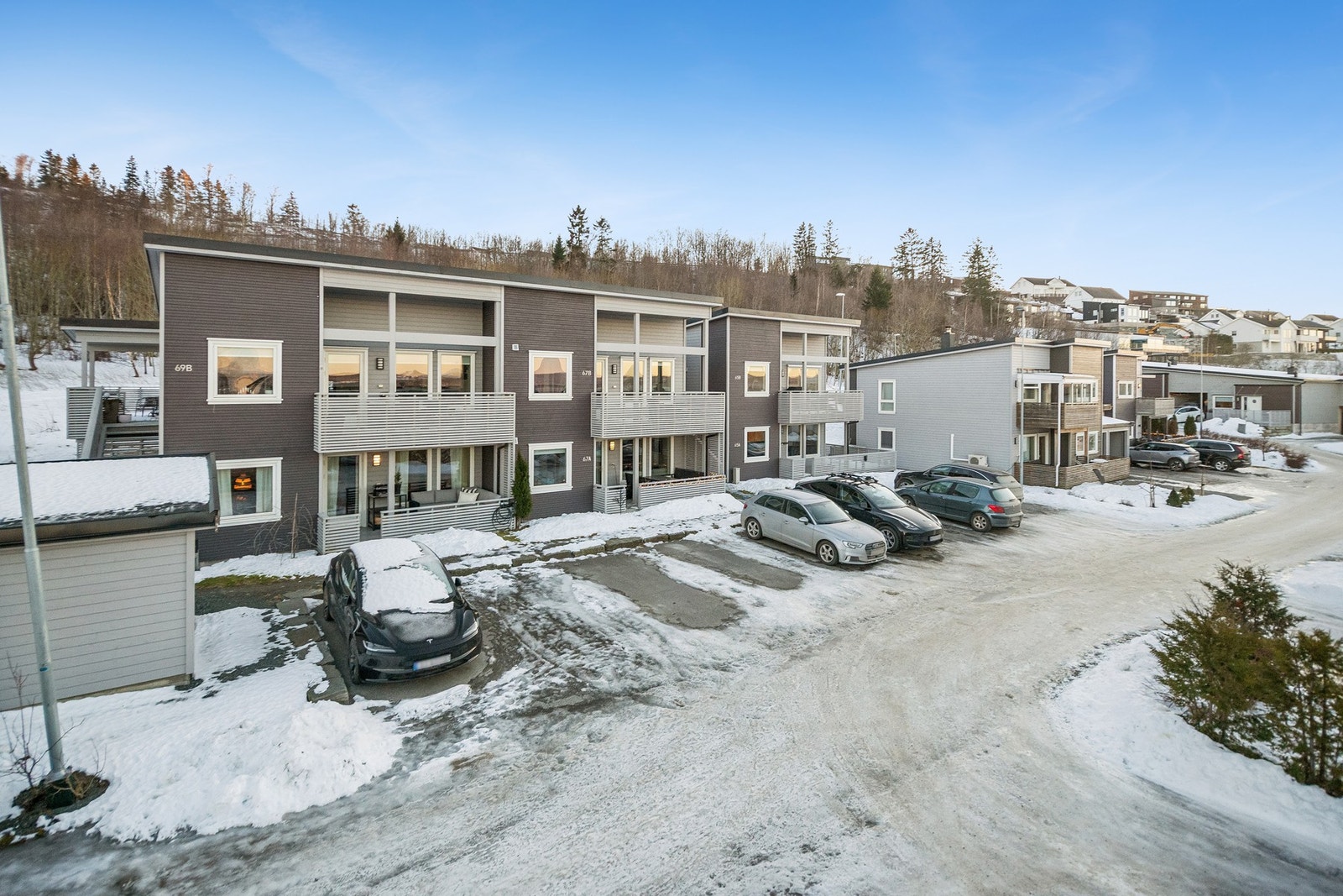 Leiligheten ligger på enden av rekka på bakkeplan. Enkel adkomst til både sportsbod og parkeringsplass. Galleribilde