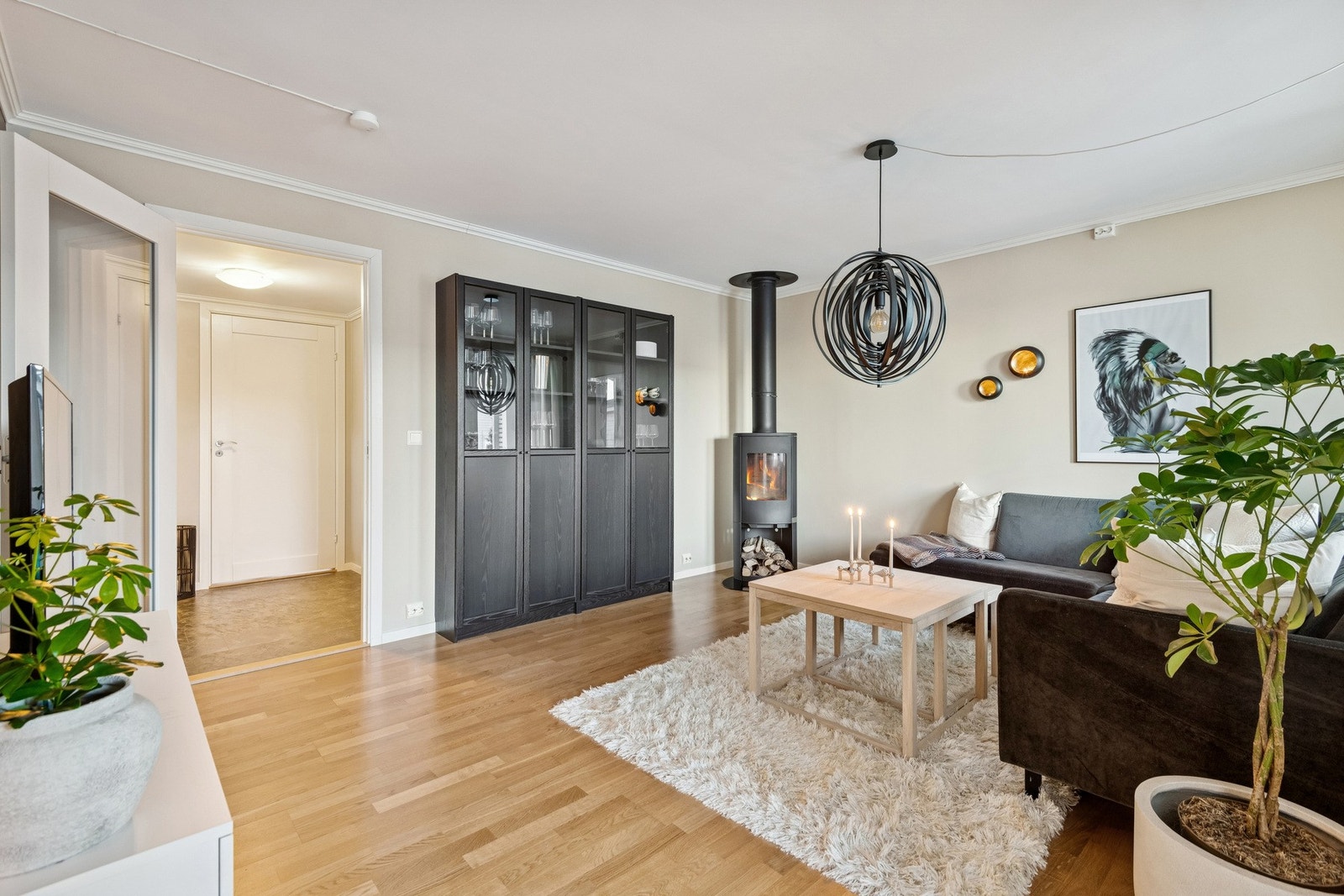 Stuen varmes opp med vedfyring og strøm. Fra stue har man enkel adkomst til veranda. Galleribilde