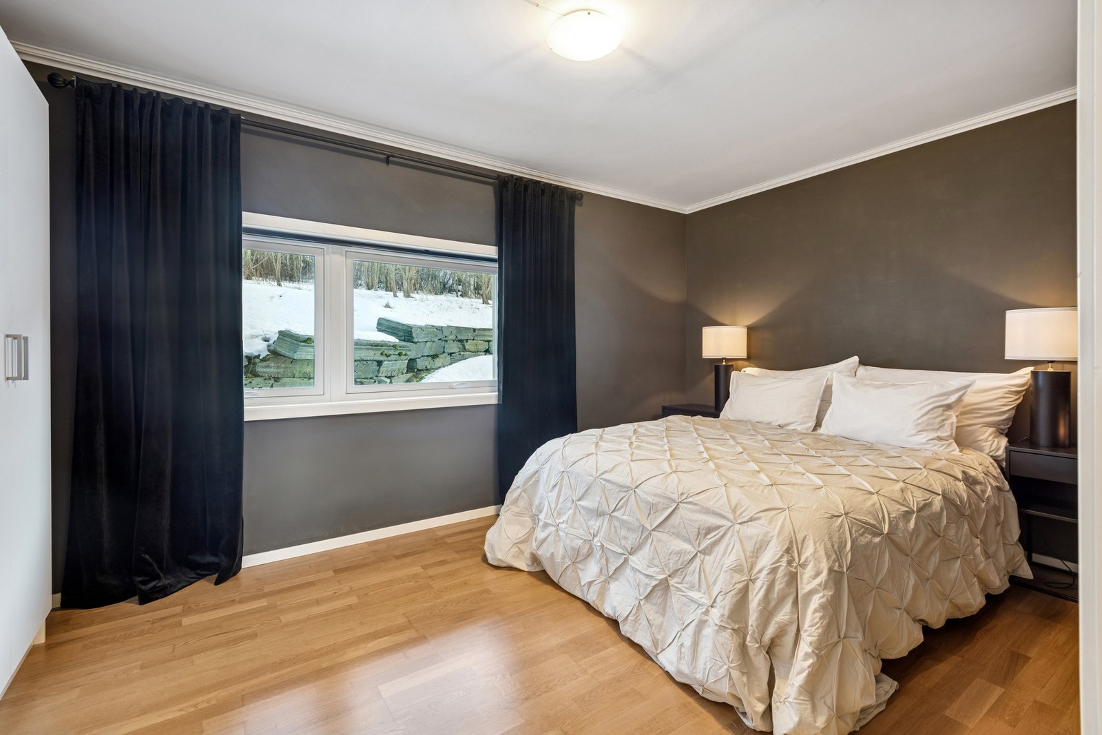 Hovedsoverommet har god plass til dobbeltseng og garderobeløsning. Galleribilde