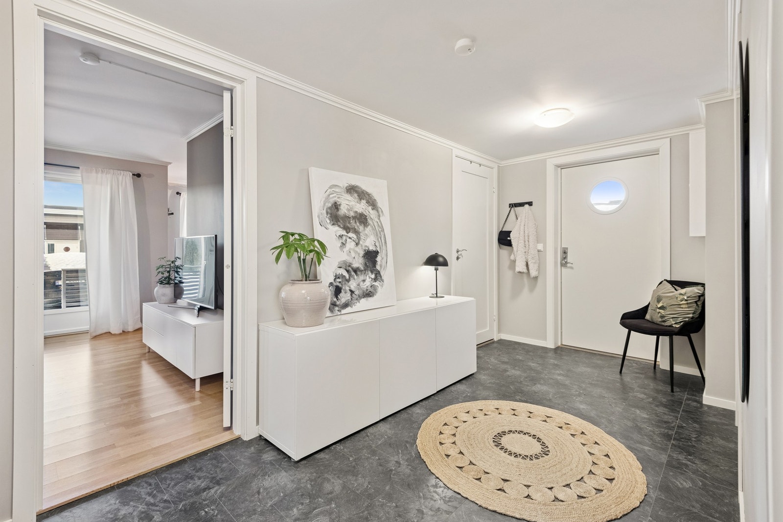 Gang med god plass til oppbevaringsmøbel. Galleribilde