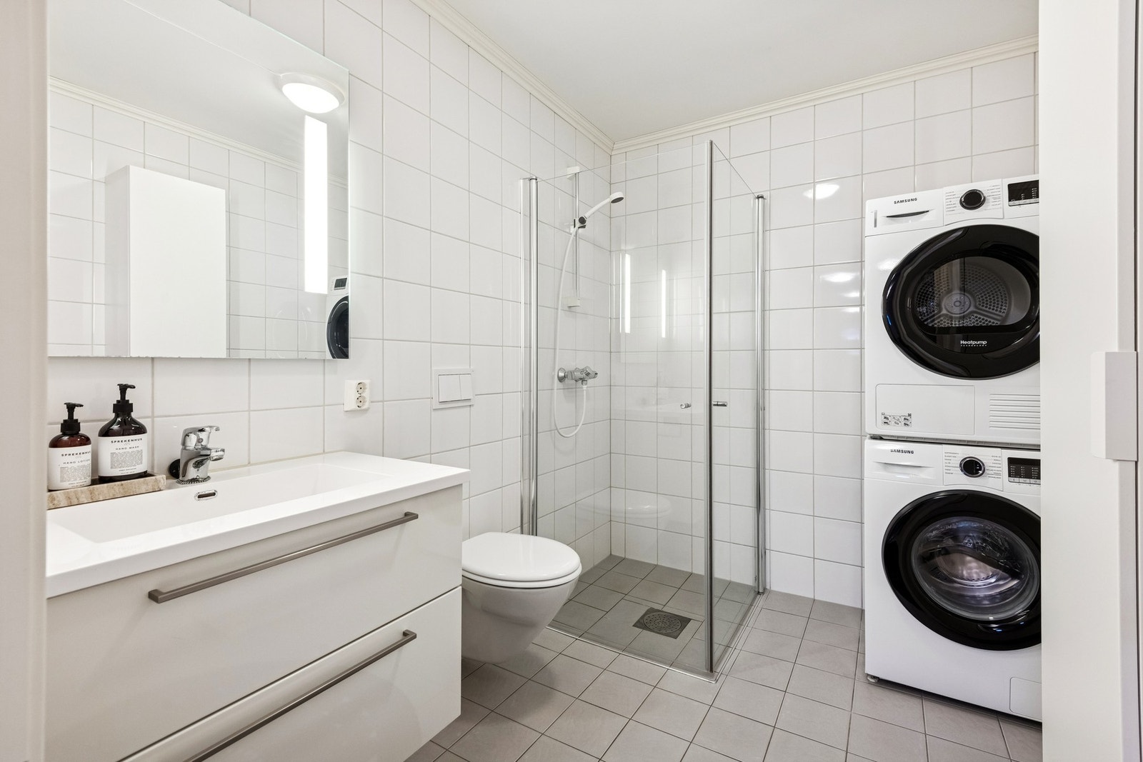 Flislagt bad med varmekabler i gulv. Badet har opplegg for vaskemaskin. Galleribilde