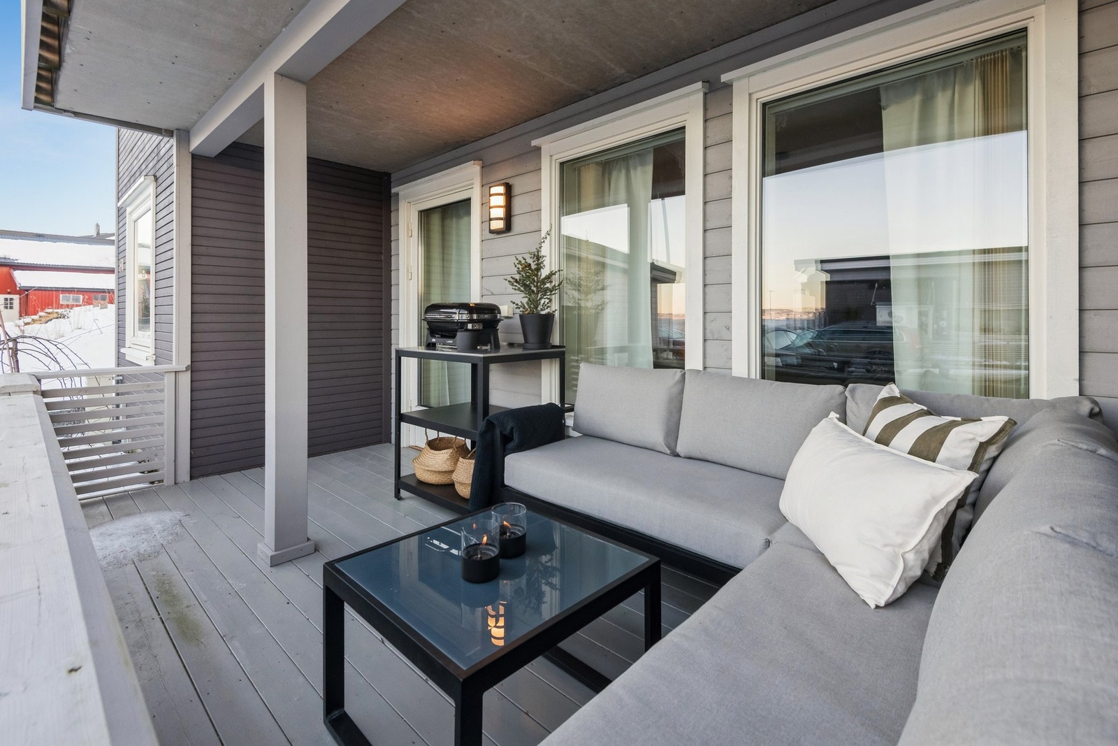 Romslig veranda med god plass til hagemøbler. Galleribilde