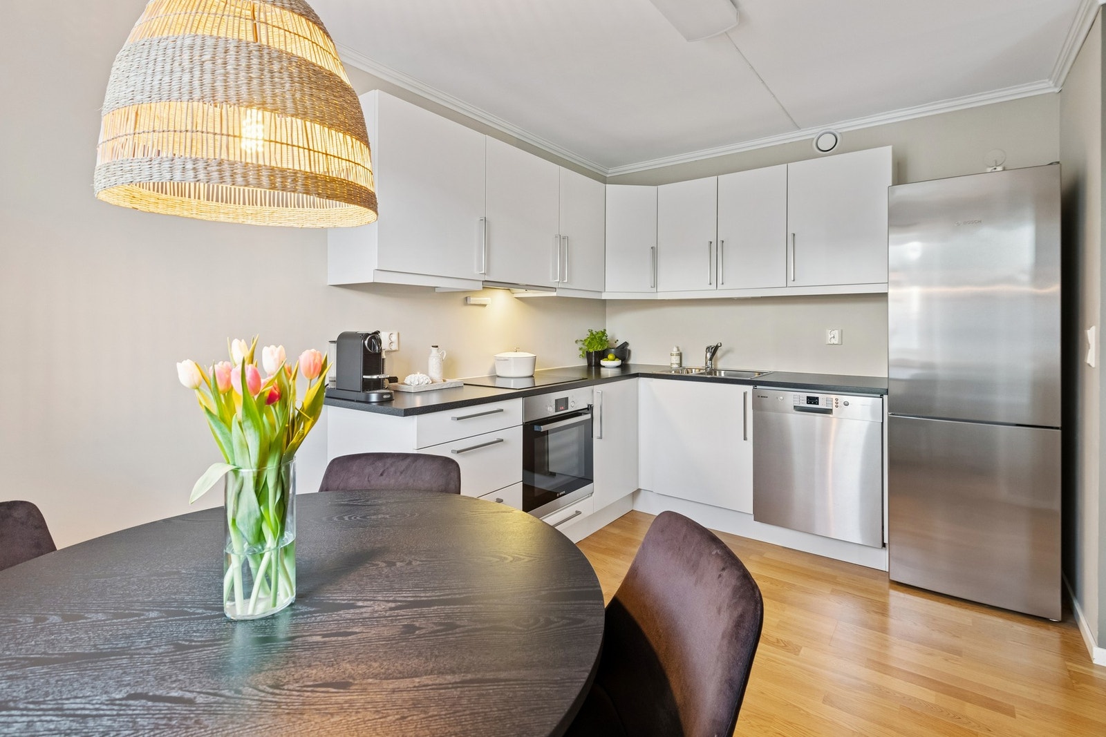 Lyst og innbydende kjøkken med avsatt plass til hvitevarer. Hvitevarer på kjøkken medfølger i handelen. Galleribilde