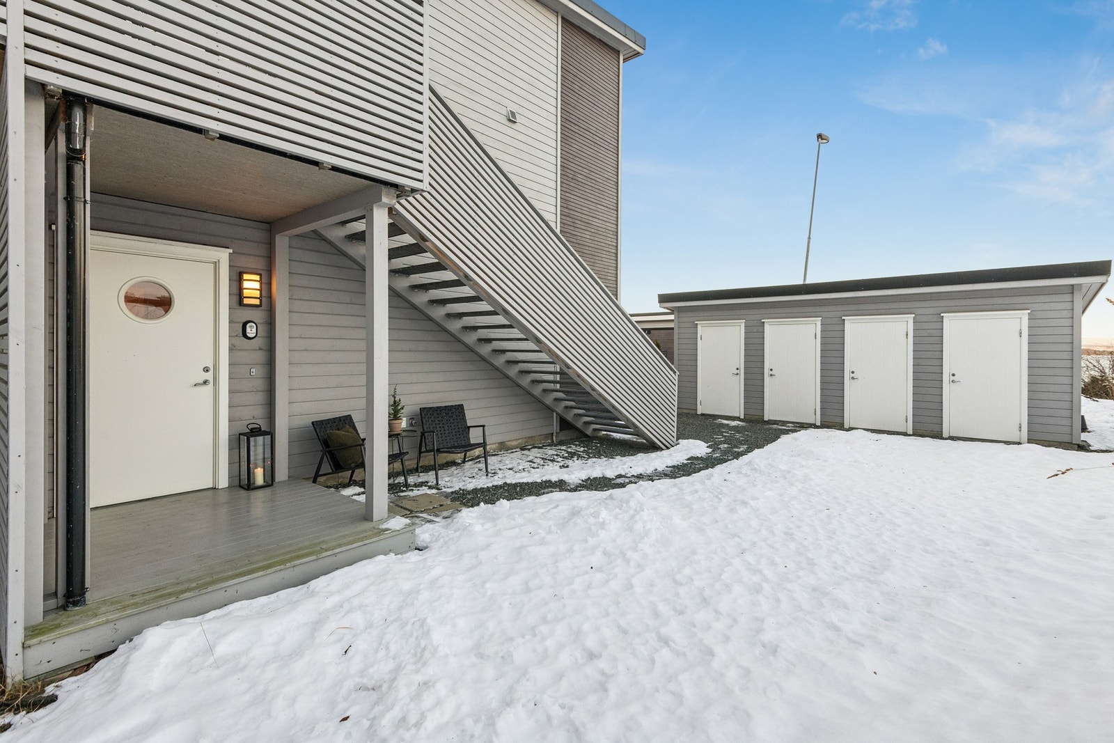 Inngangspartiet er takoverbygget og har plass til en hyggelig sitteplass. Galleribilde