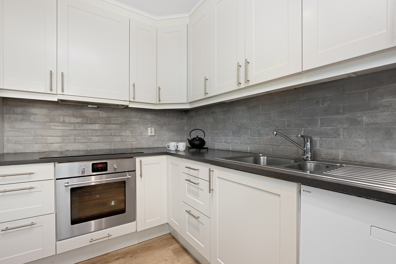 Solid benkeplate, innfelt ovn og en servant med to kummer. Galleribilde