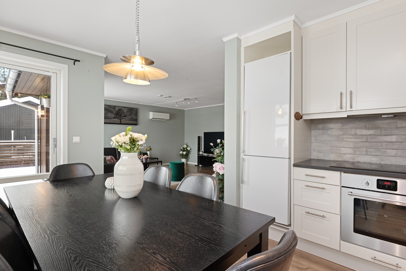 Kjøkkenet har profilerte fronter og integrert kjøleskap. Galleribilde