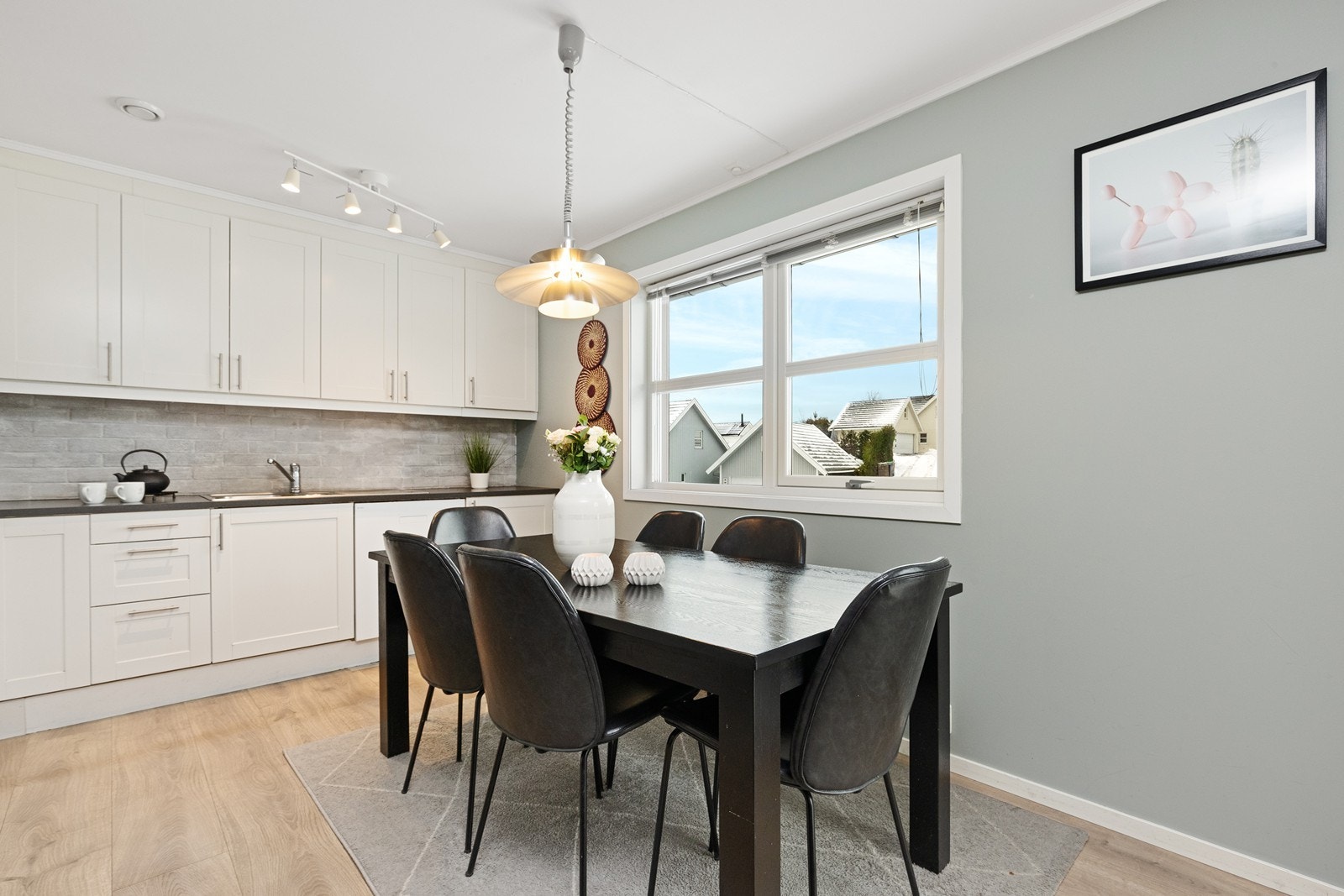Spiseplassen er en naturlig del av kjøkkenområdet, med plass til et stort spisebord. Galleribilde
