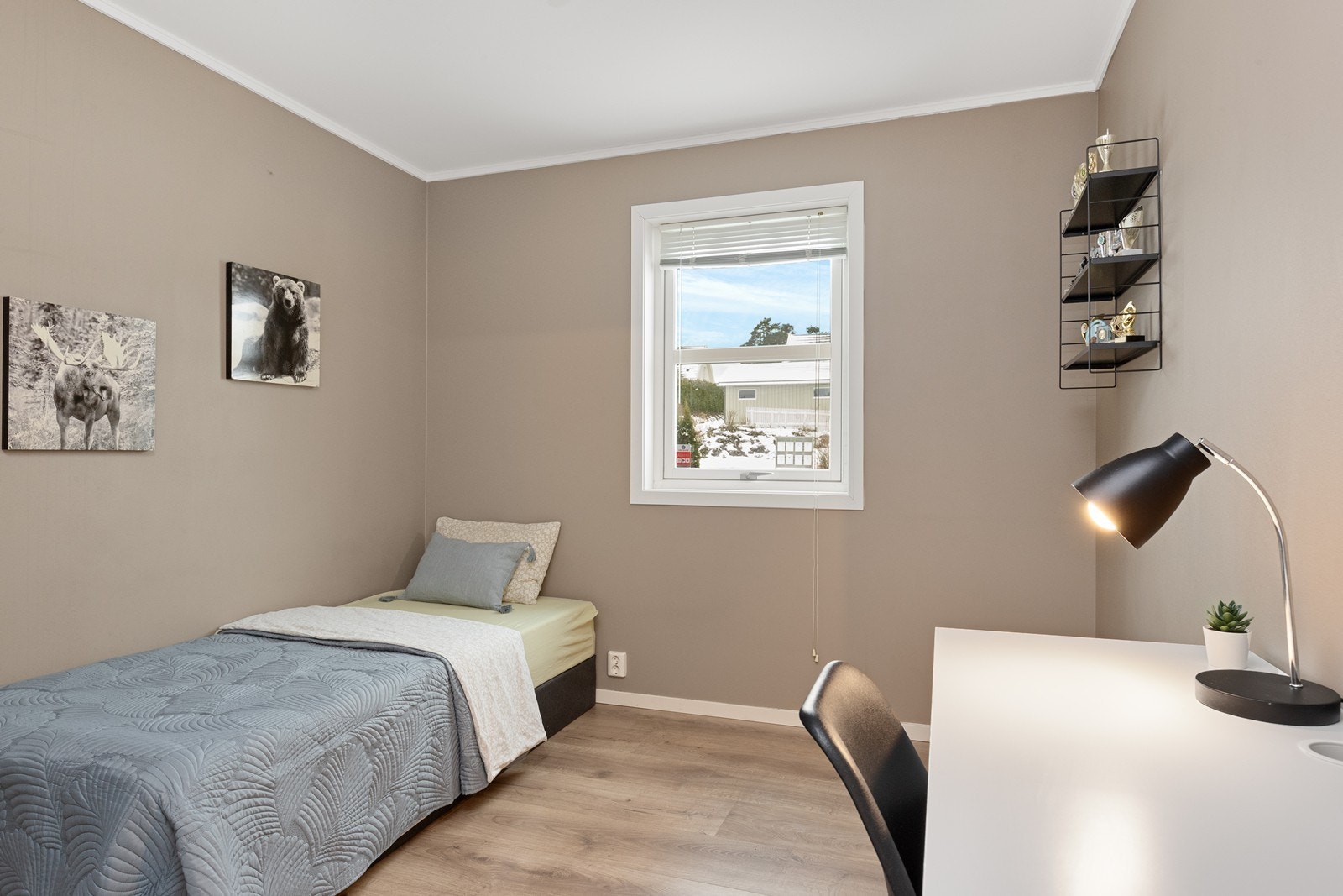 Soverommet i underetasjen har laminat på gulv og malte flater. Galleribilde