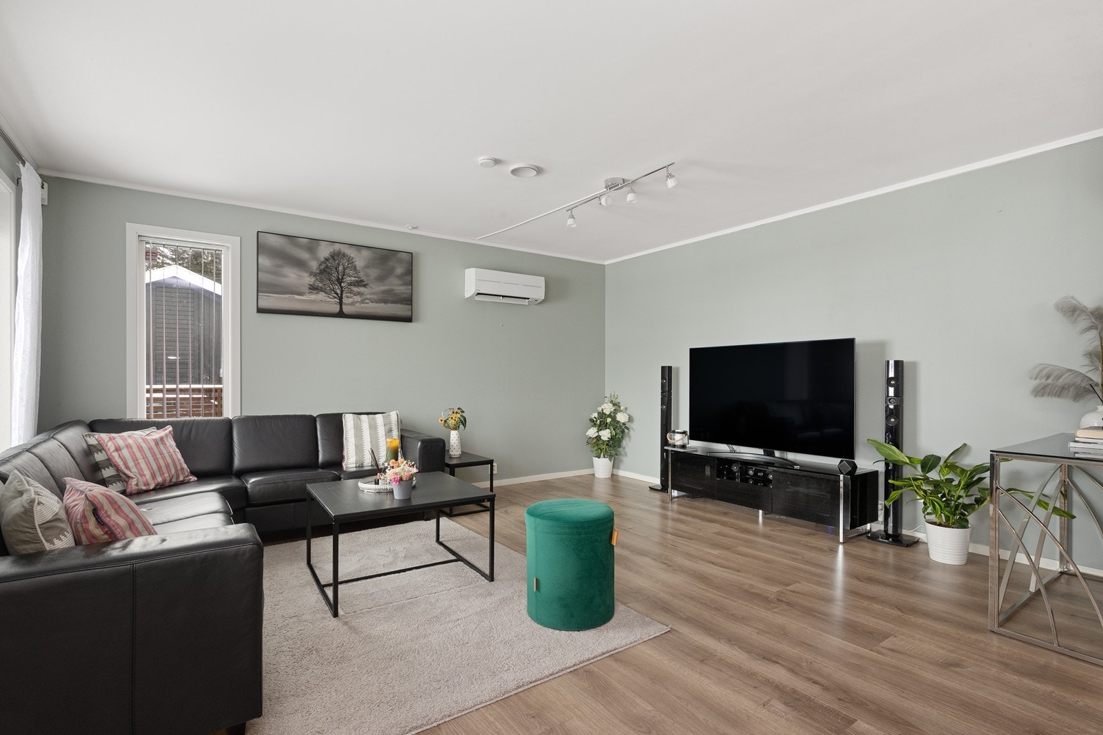 Stuen er romslig og utstyrt med en energieffektiv luft-til-luft varmepumpe. Galleribilde