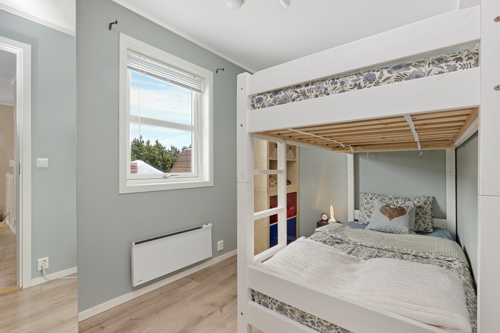 Det andre soverommet i etasjen egner seg godt som barnerom eller kontor. Galleribilde