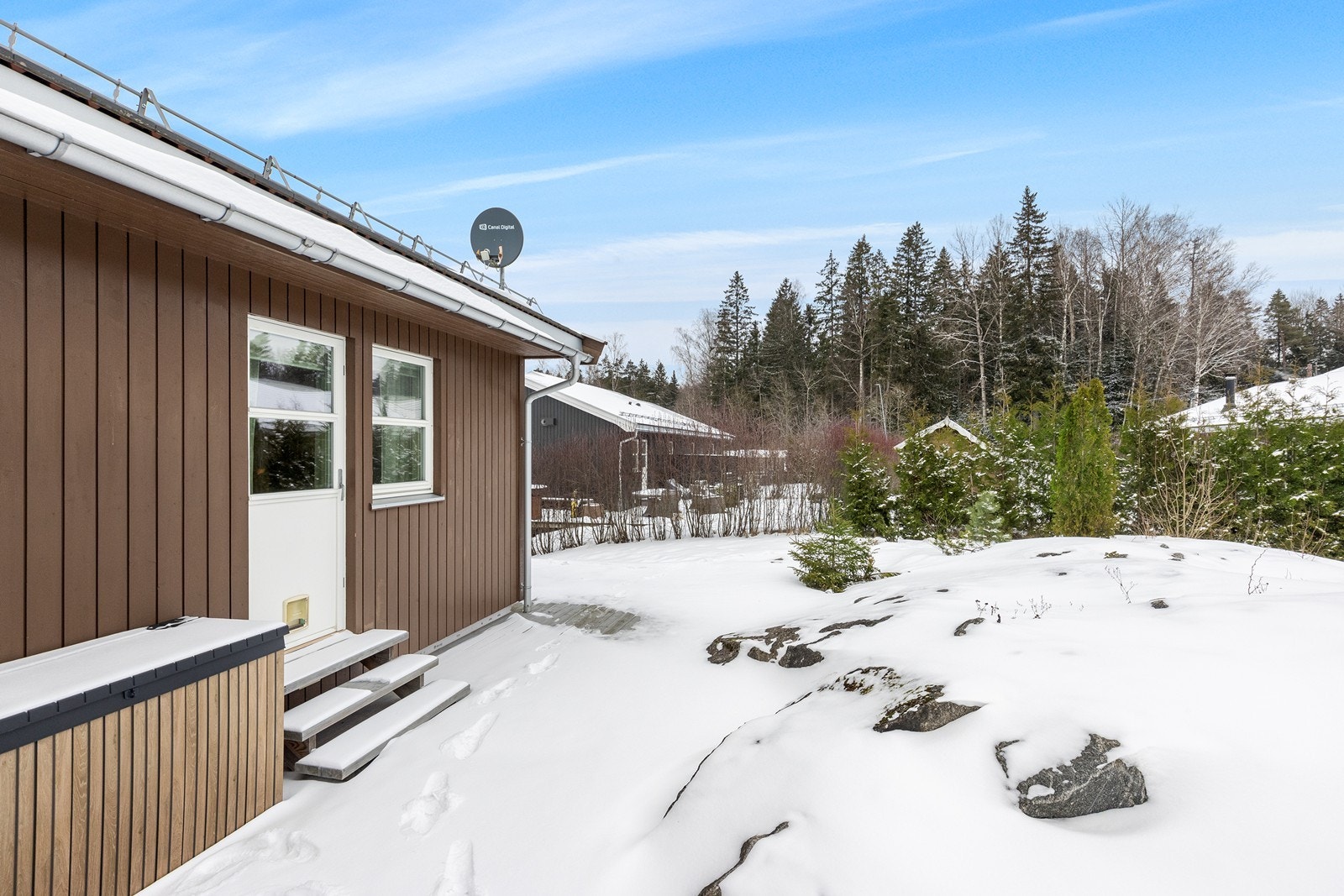 Tomten er bygget på fjellgrunn og har direkte utgang til uteområdet. Galleribilde