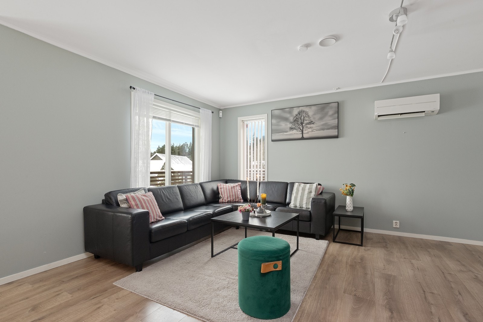 Fra stuen er det direkte utgang til en stor balkong på 24 m². Galleribilde