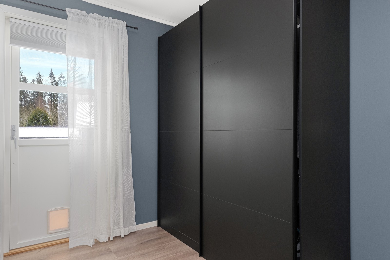 Boligen har totalt tre soverom, alle med laminatgulv og malte flater. Galleribilde