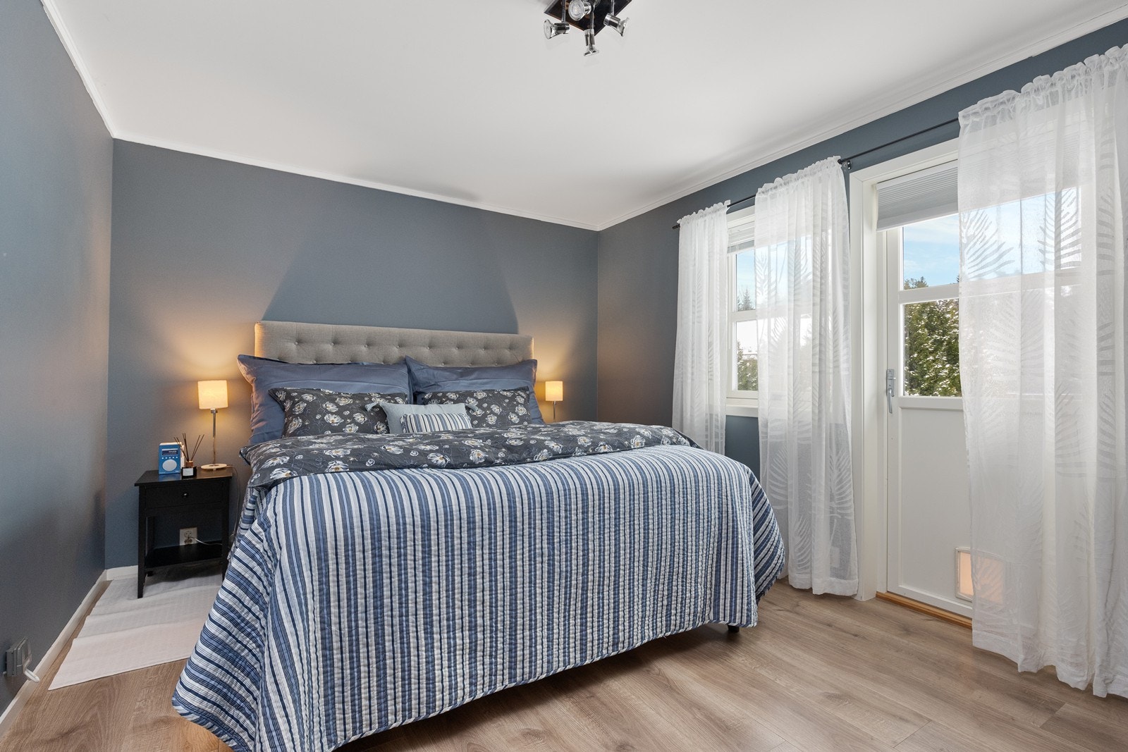 Hovedsoverommet har god plass til dobbeltseng og utgang til uteområdet. Galleribilde