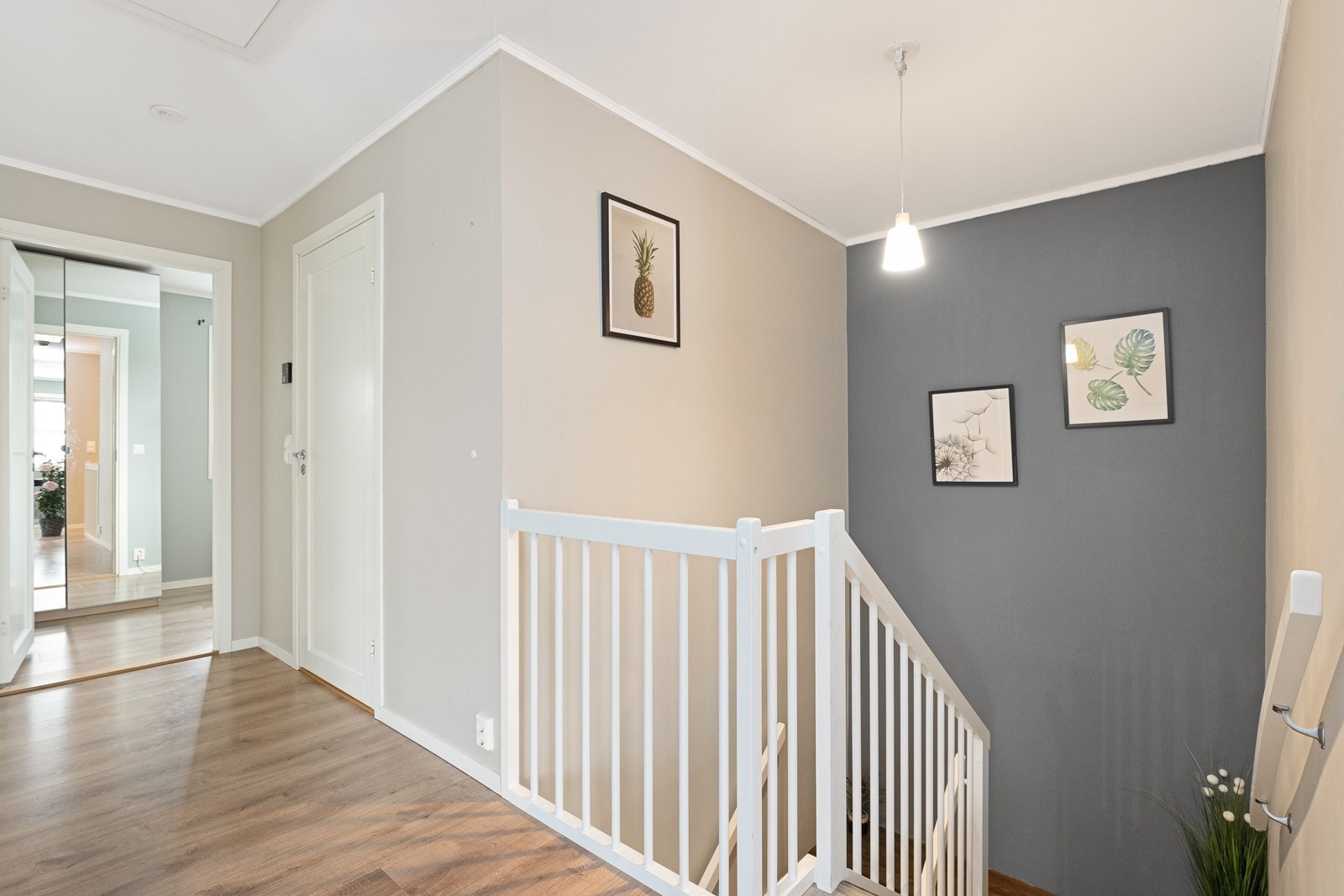 Trapperommet i første etasje åpner opp mot boligens sosiale sone. Galleribilde