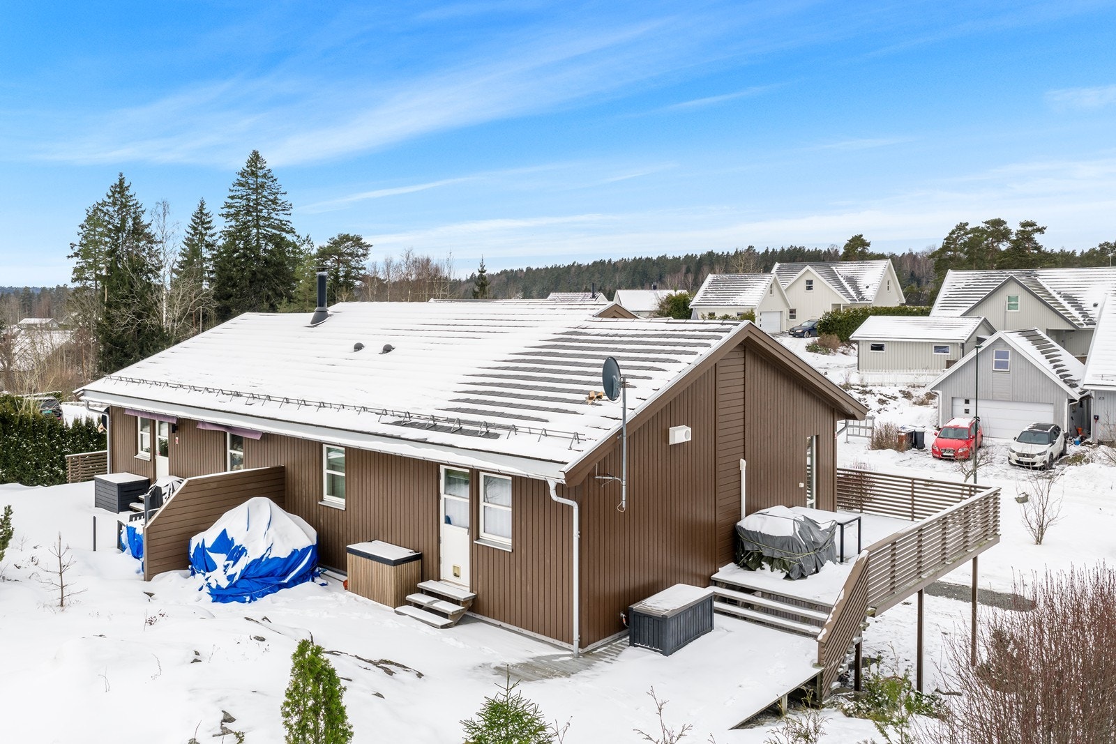 Baksiden av boligen med platting og direkte utgang til hagen. Galleribilde