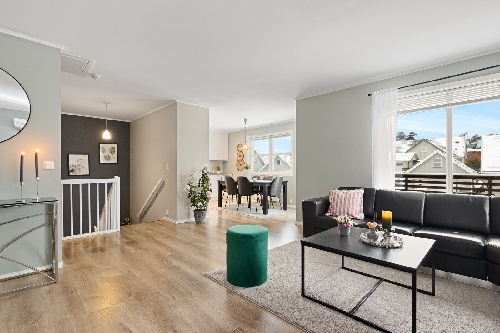 I første etasje finner du en åpen og sosial løsning mellom stue og kjøkken. Galleribilde