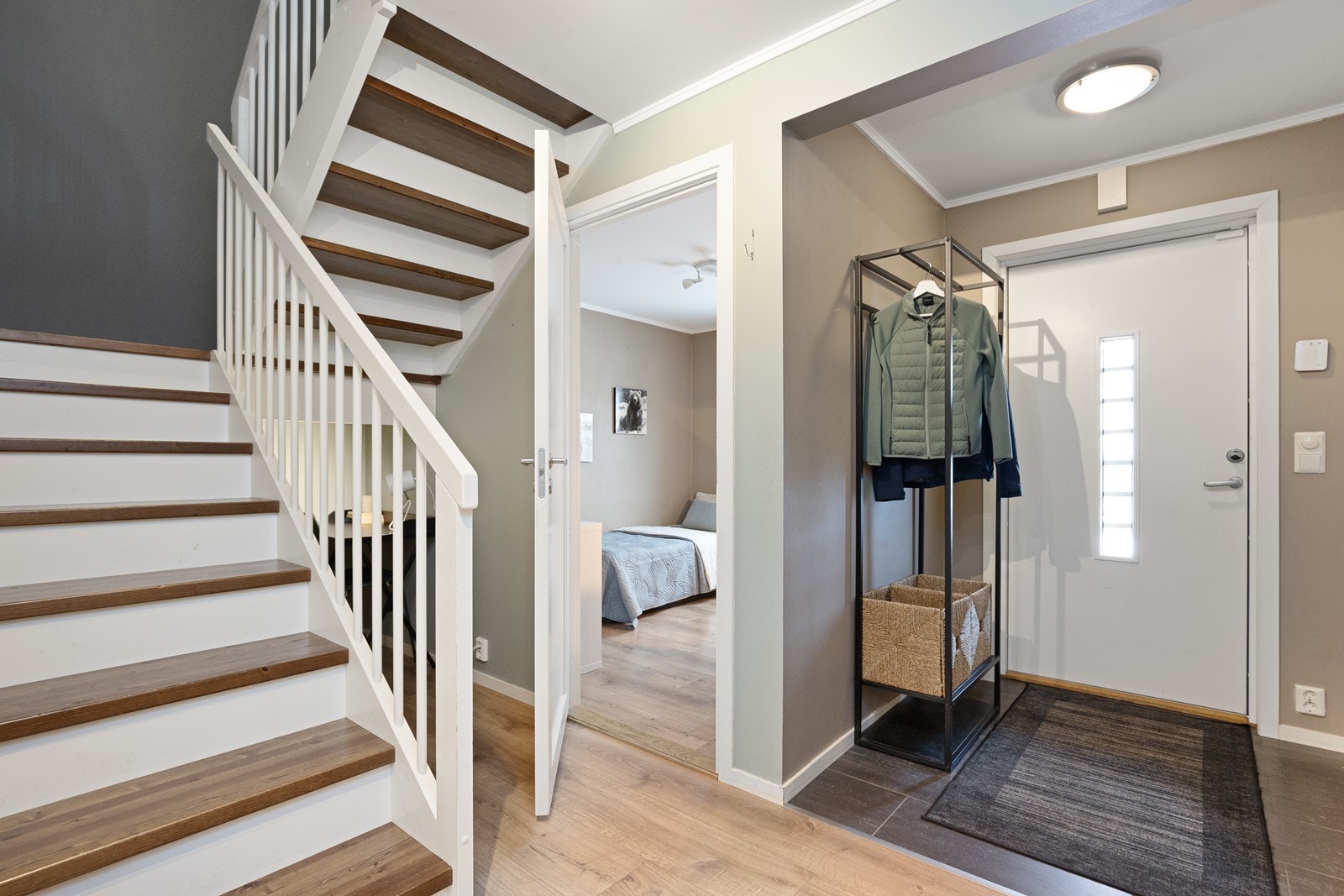 Inngangspartiet i underetasjen har praktisk flislagt gulv og malte vegger. Galleribilde