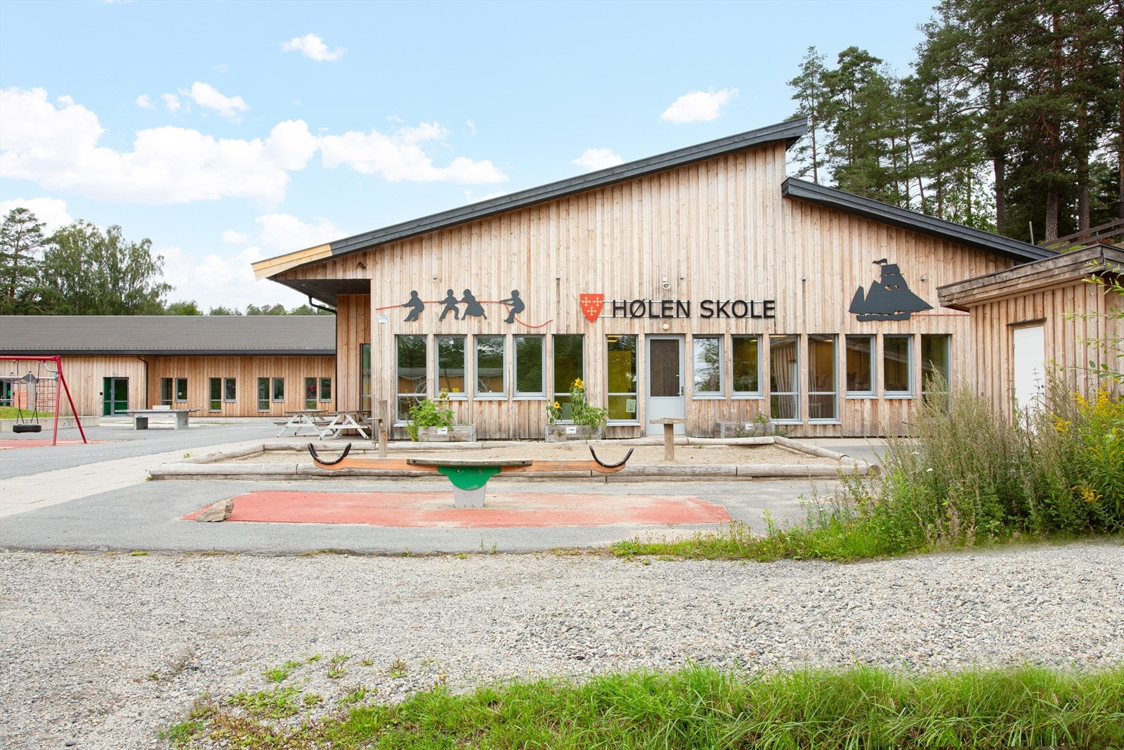 Hølen skole er en barneskole i Vestby kommune i Akershus. Skolen ligger sentralt i Hølen og har elever fra 1. til 7. trinn..jpg Galleribilde