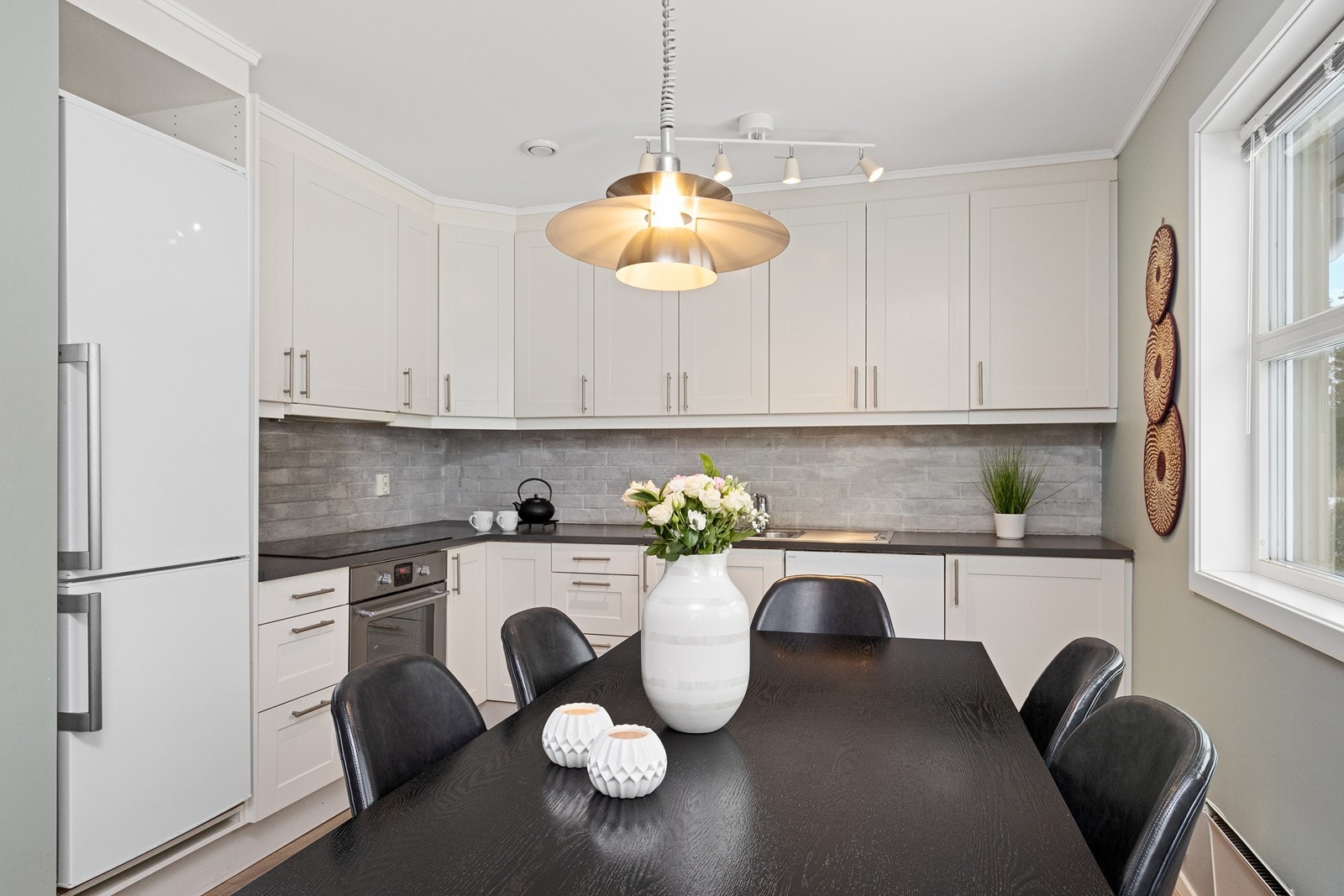 Godt med skapplass i over- og underskap, og ventilator over kokesonen. Galleribilde